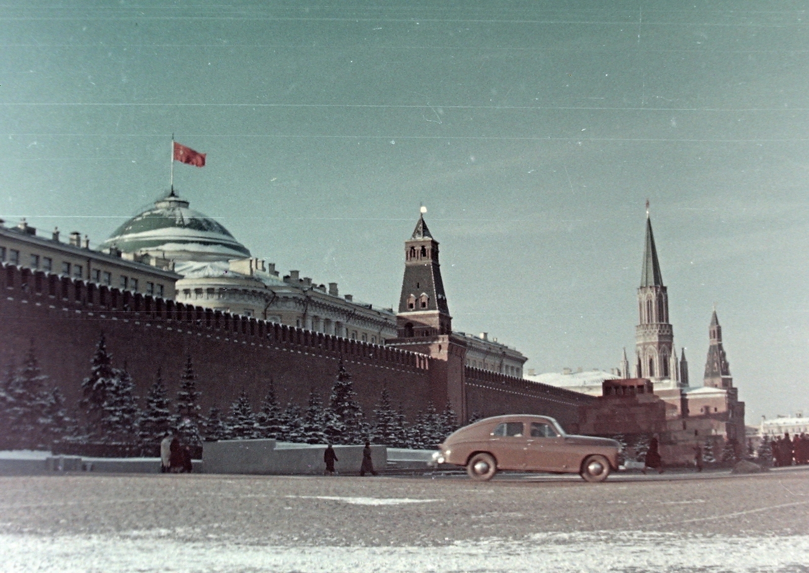 Russia, Moscow, Vörös tér., 1958, Wein Sarolta, Soviet Union, colorful, flag, automobile, M20 Pobeda, mausoleum, Alexey Viktorovich Shchusev-design, Fortepan #19341