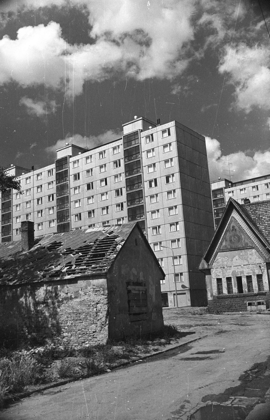 Hungary, Székesfehérvár, balra a háttérben a Kígyó (Velinszky László) utca 5., 6., 7. számú panelház, jobbra a Kígyó köz sarkán álló ház., 1971, Kriss Géza, Fortepan #193428