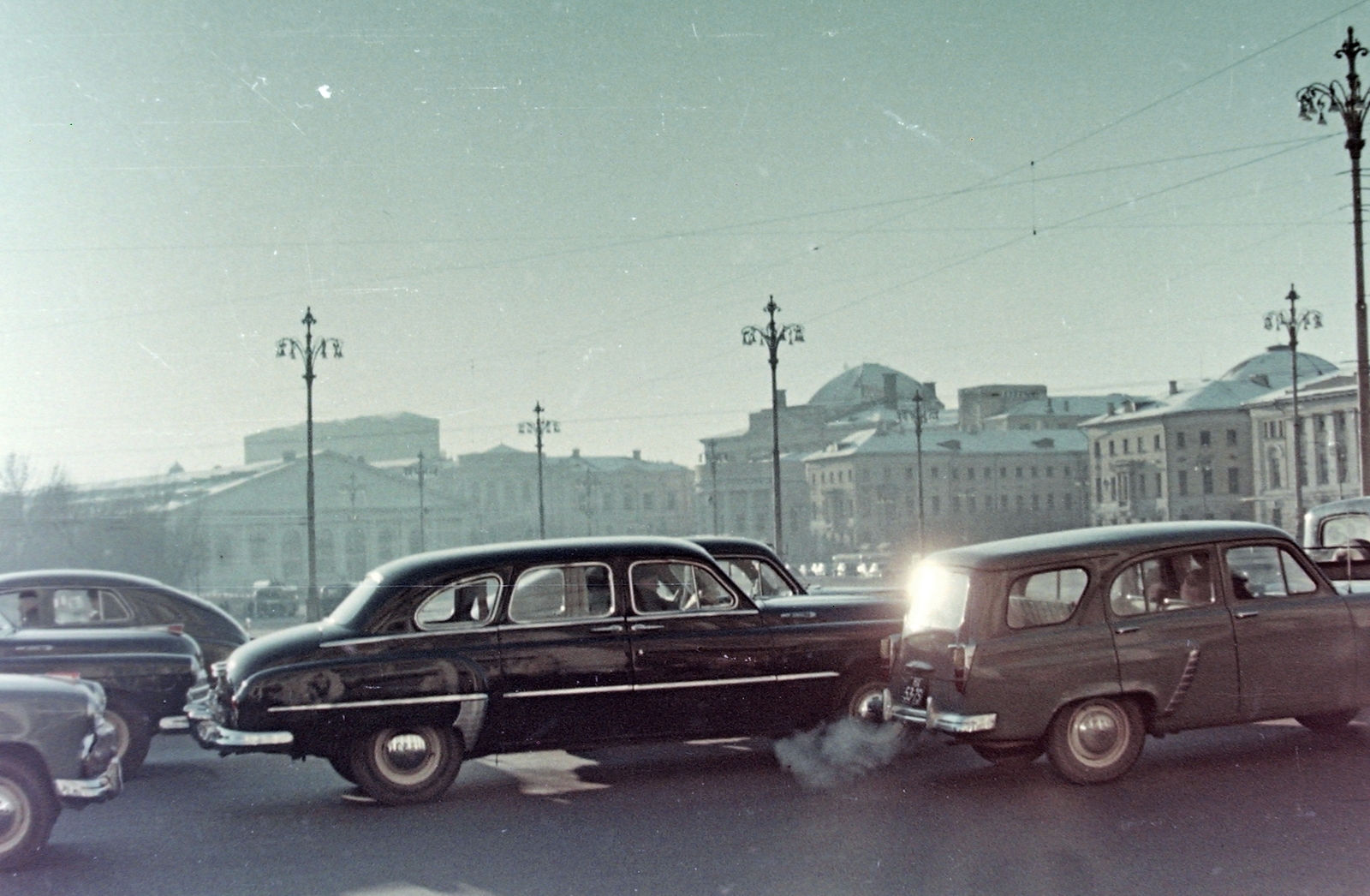 Russia, Moscow, Manézs tér. Balra a Manézs, egykor cári lovarda, ma kiállítóterem., 1958, Wein Sarolta, Soviet Union, colorful, Soviet brand, GAZ-brand, Moskvitch-brand, Fortepan #19343
