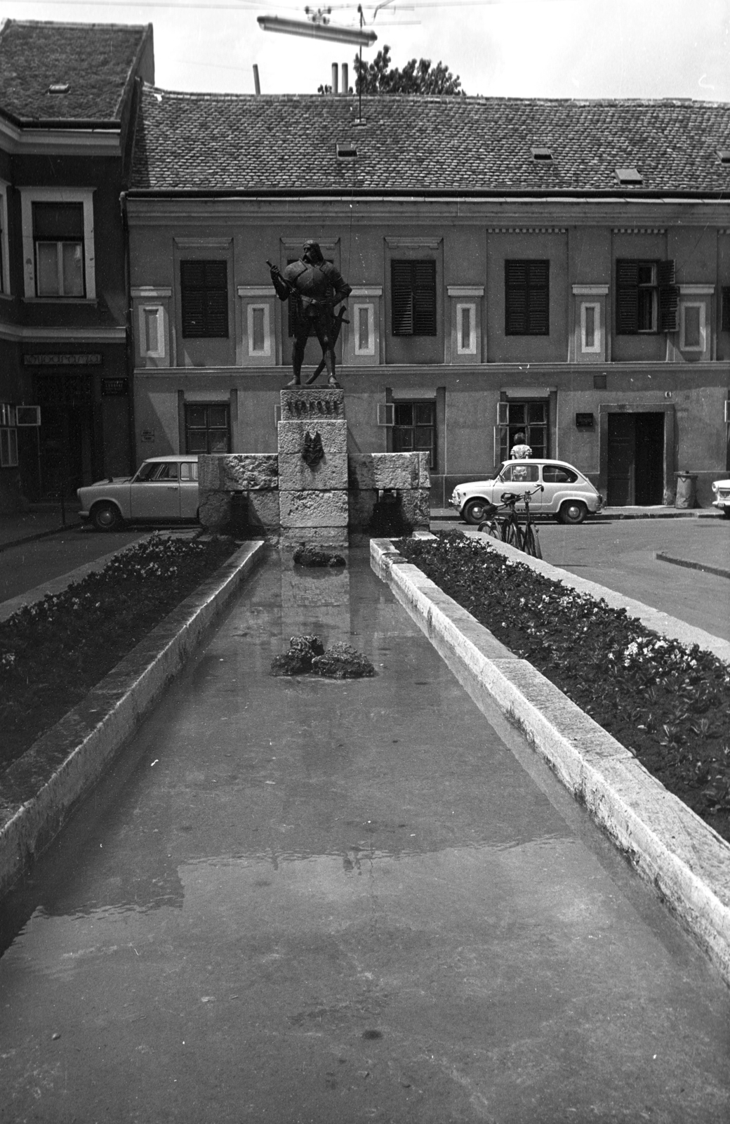 Hungary, Székesfehérvár, Várkapu utca, Varkocs György várkapitány szobra (Erdei Dezső, 1938.)., 1971, Kriss Géza, Fortepan #193435