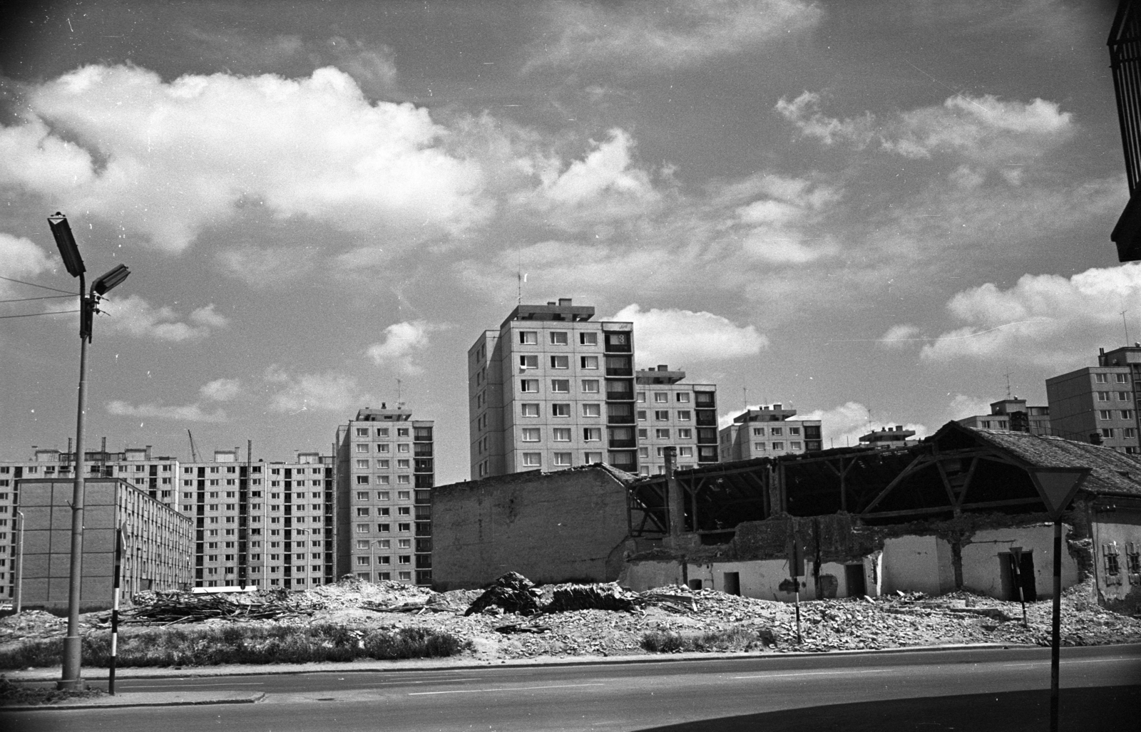 Hungary, Székesfehérvár, Várkörút (Népköztársaság út) az Ősz (Kun Béla) utca és a Kígyó (Velinszky) utca panelházai felé nézve., 1971, Kriss Géza, Fortepan #193436
