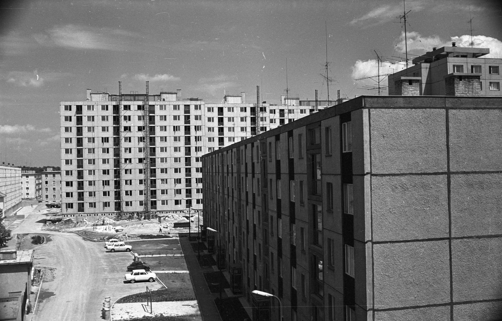 Hungary, Székesfehérvár, Semmelweis Ignác (Kovács Sándor) utca az Ősz (Kun Béla) utca felől nézve. Szemben a 13-21. számú panelház építkezése, jobbra a 1-11. számú panelház., 1971, Kriss Géza, Fortepan #193438