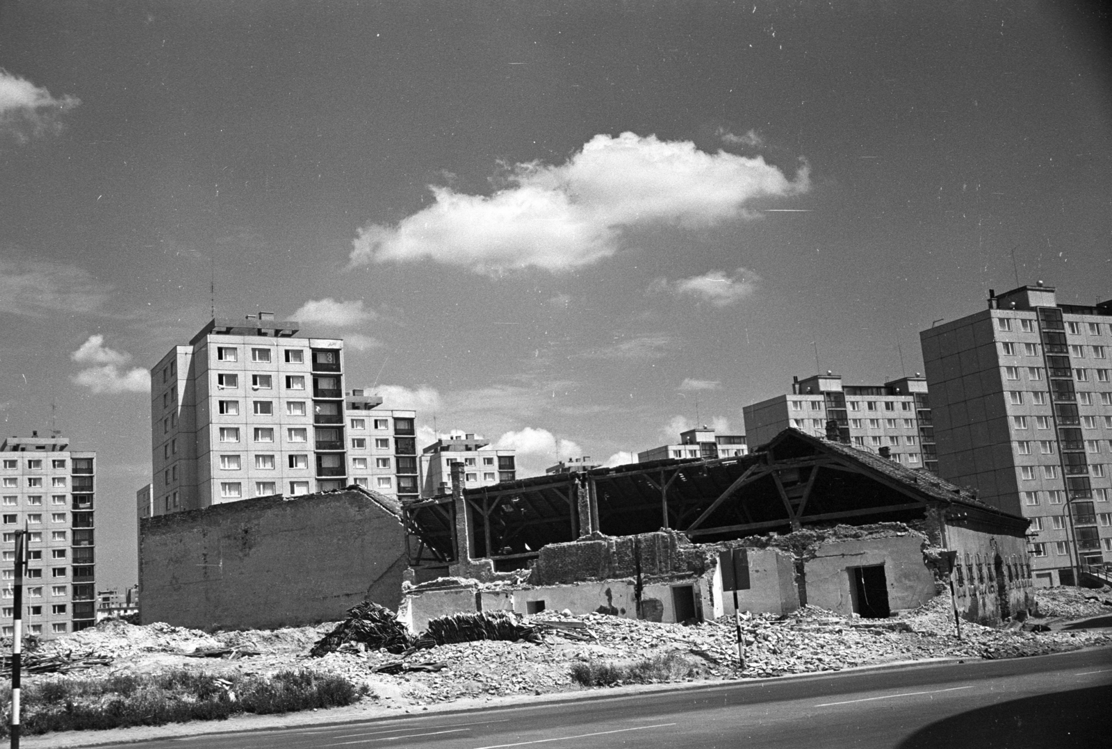 Hungary, Székesfehérvár, Várkörút (Népköztársaság út) az Ősz (Kun Béla) utca és a Kígyó (Velinszky) utca panelházai felé nézve., 1971, Kriss Géza, Fortepan #193439