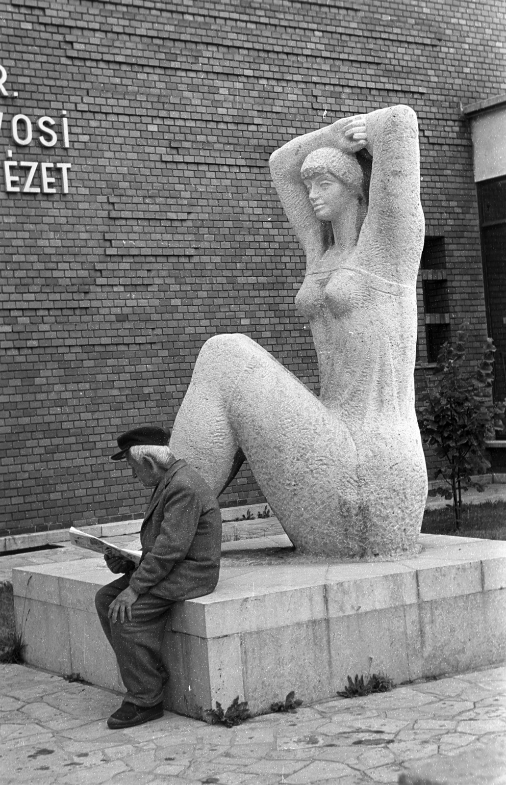 Hungary, Budapest XXII., Budafok, Duna utca - Leányka utca sarok. A szakrendelő mellett. Kiss Kovács Gyula szobrászművész alkotása az Ülő nő (1967)., 1972, Kriss Géza, Budapest, Fortepan #193450