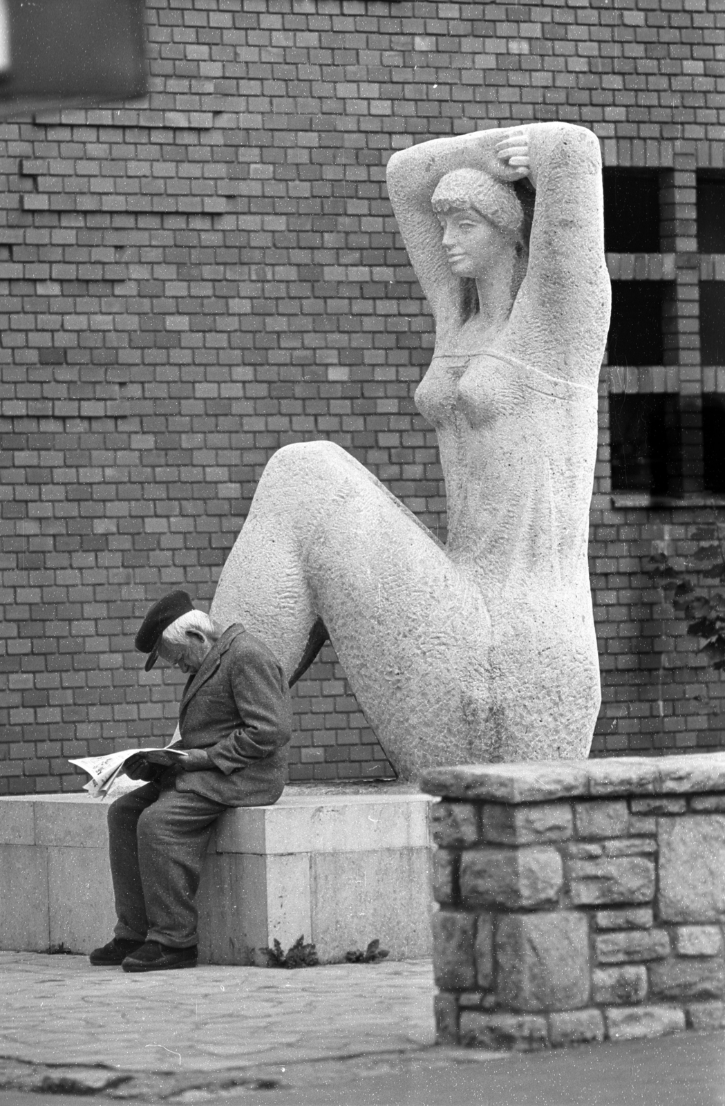 Hungary, Budapest XXII., Budafok, Duna utca - Leányka utca sarok. A szakrendelő mellett. Kiss Kovács Gyula szobrászművész alkotása az Ülő nő (1967)., 1972, Kriss Géza, Budapest, Fortepan #193451