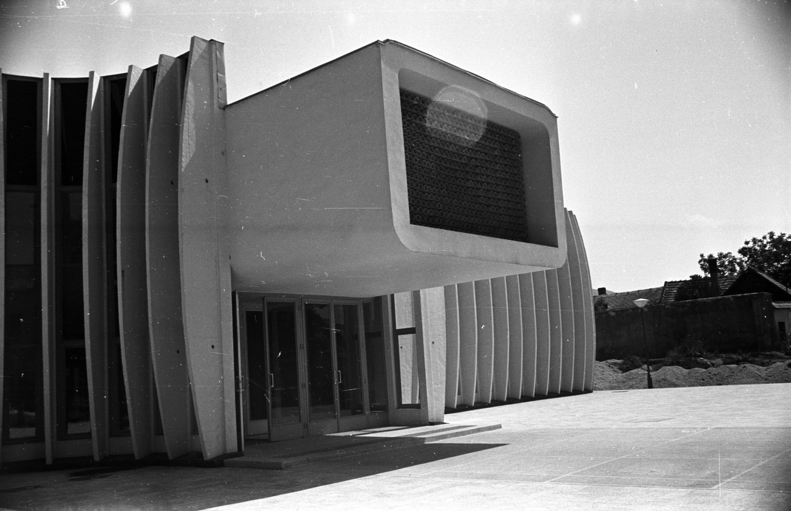 Hungary, Esztergom, Deák Ferenc utca 52., a Labor Műszeripari Művek épülete., 1972, Kriss Géza, Fortepan #193453