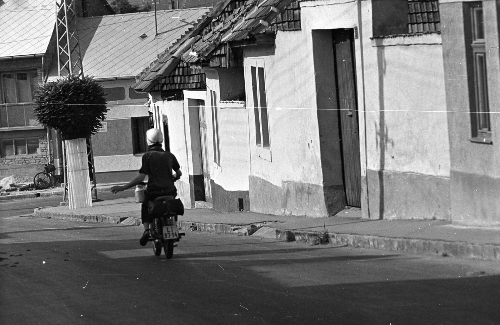 Hungary, Esztergom, Vár utca a Klapka tér felé nézve., 1972, Kriss Géza, motorcycle, Fortepan #193458