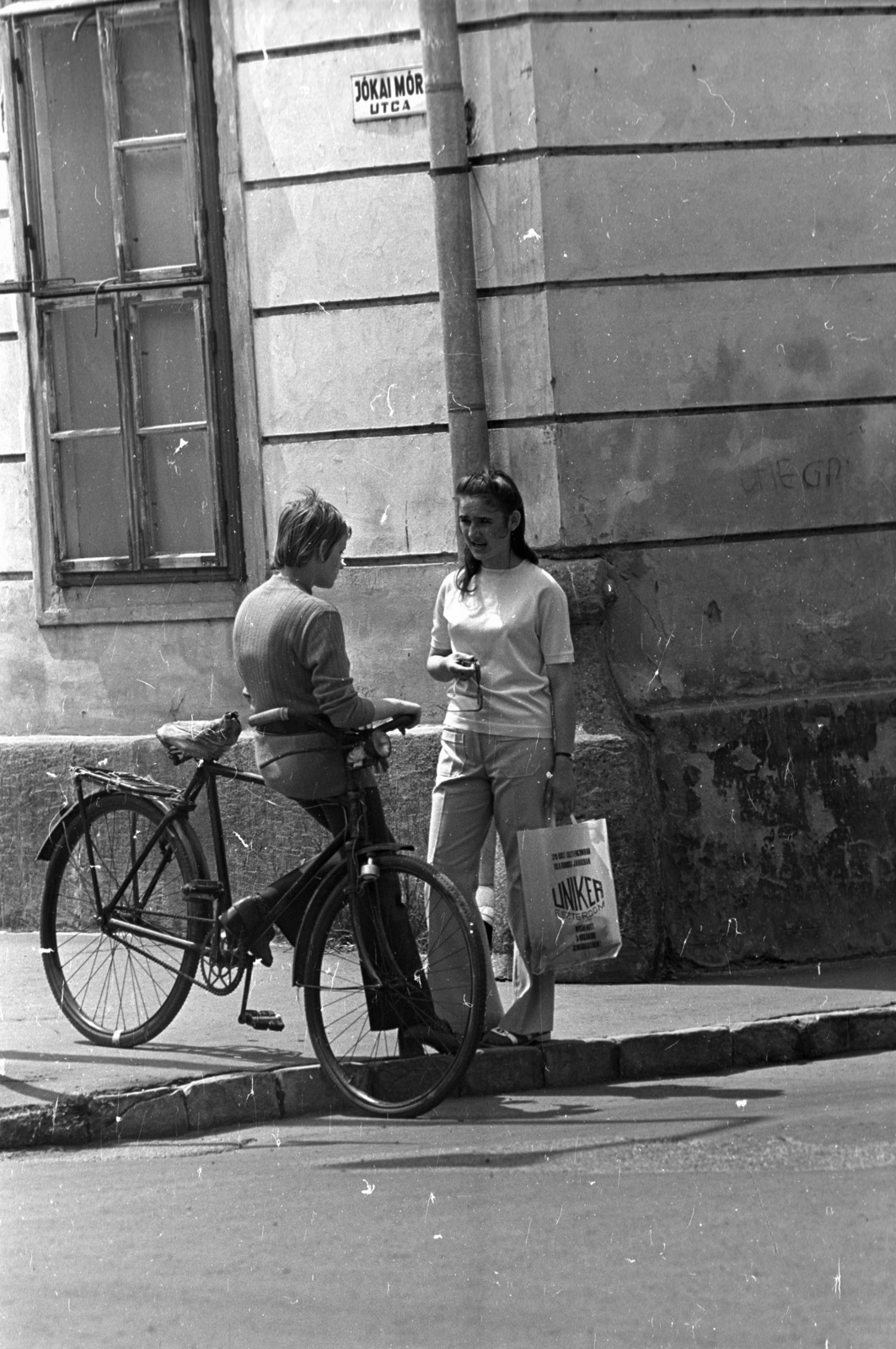 Hungary, Esztergom, Jókai Mór utca - IV. Béla utca sarok., 1972, Kriss Géza, bicycle, talks, Fortepan #193459