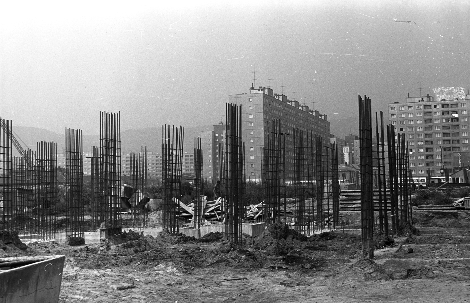 Magyarország, Óbuda, Budapest III., Miklós utcai panelház építése, balra takarva a Flórián téren álló épületek. Szemben a Szentendrei úti házak között a Szent József Otthon (később Kanter Károly Felnőttképzési Intézet) és a kápolna tornya látszik., 1973, Kriss Géza, Budapest, Fortepan #193475