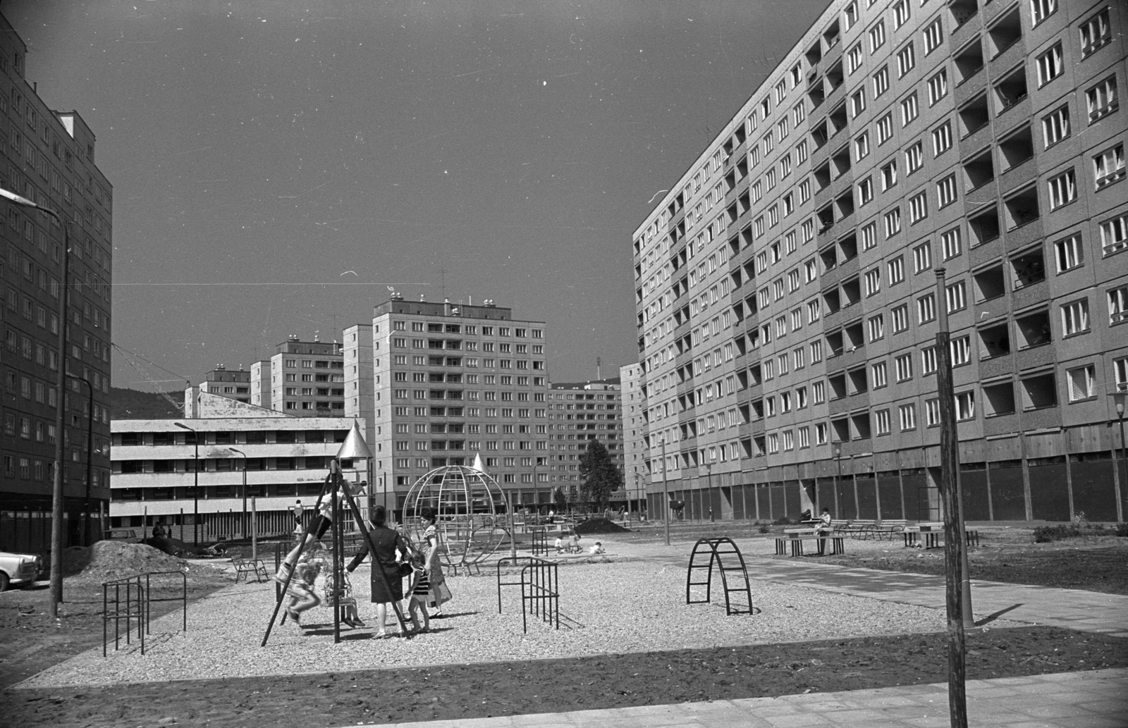 Magyarország, Óbuda, Budapest III., játszótér a Szőlő köz 1-11. és a Kiscelli utca 2-12. számú panelházak között. Háttérben a Szőlő utca épületei látszanak., 1973, Kriss Géza, játszótér, lakótelep, Budapest, Fortepan #193478