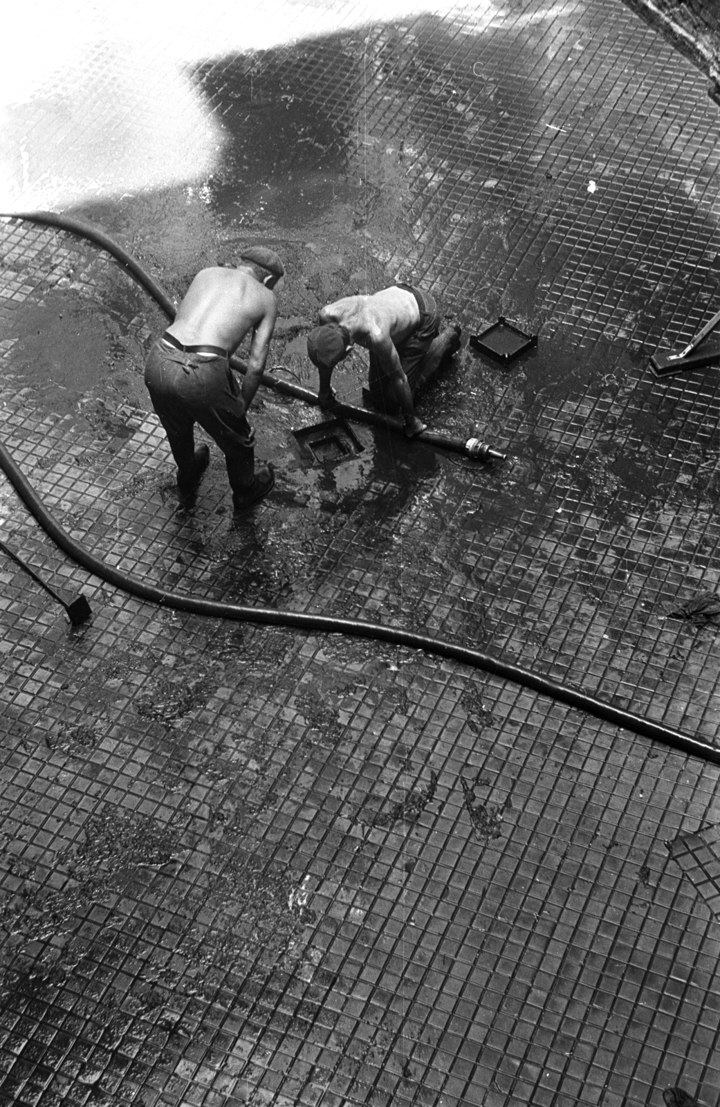 Hungary, Budapest VIII., a Práter utca 34. számú ház udvara., 1978, Kriss Géza, Budapest, pump, Fortepan #193483