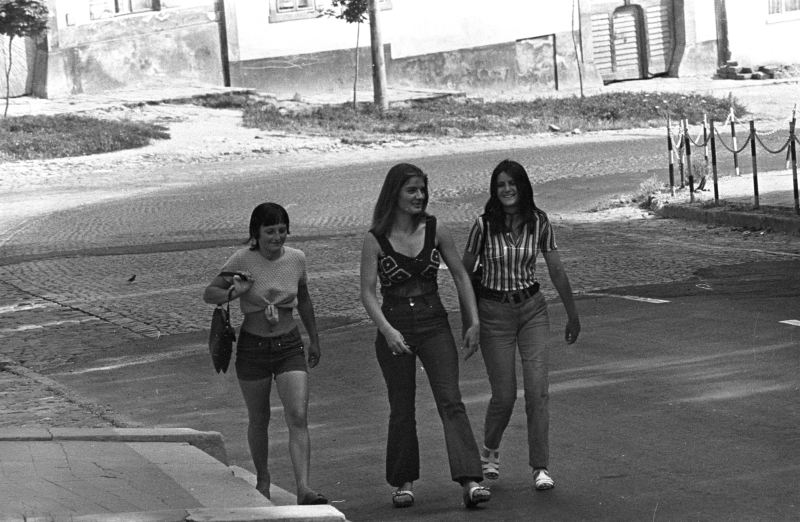 Magyarország, Esztergom, Majer István út (Makarenkó utca) 11-es főút, mely jobbra a Batthyány Lajos utcában folytatódik., 1978, Kriss Géza, Fortepan #193484