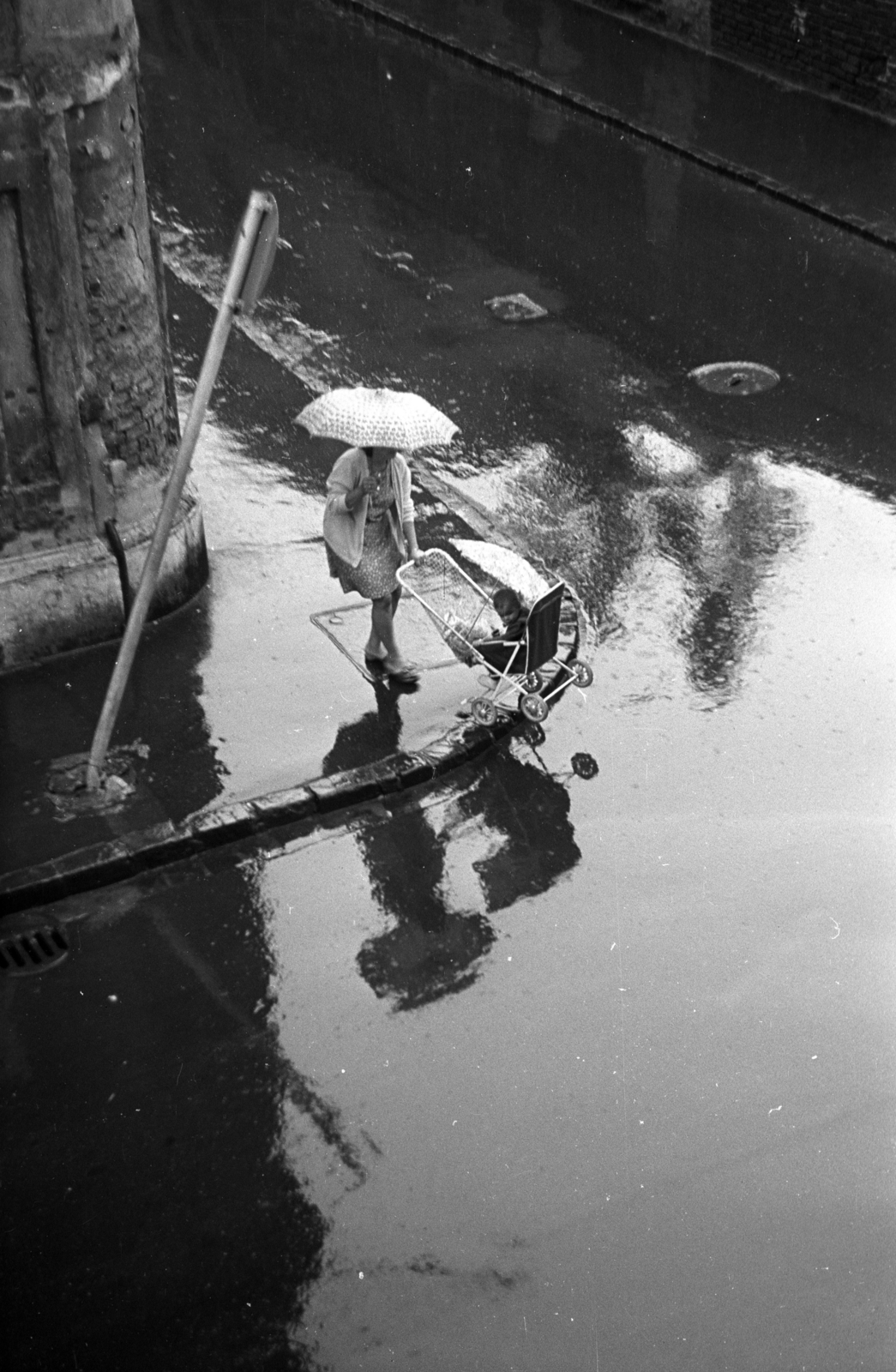 Magyarország, Budapest VIII., Práter utca - Nagy Templom utca sarok. A felvétel a Práter utca 34. számú házból készült., 1978, Kriss Géza, babakocsi, Budapest, Fortepan #193489