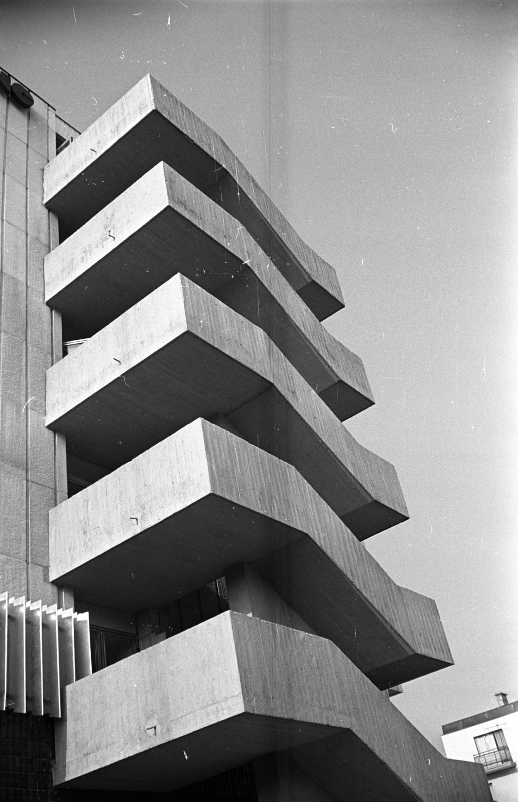 Hungary, Szekszárd, Hotel Gemenc a Mészáros Lázár utca felől nézve., 1972, Kriss Géza, Brutalist architecture, Fortepan #193499