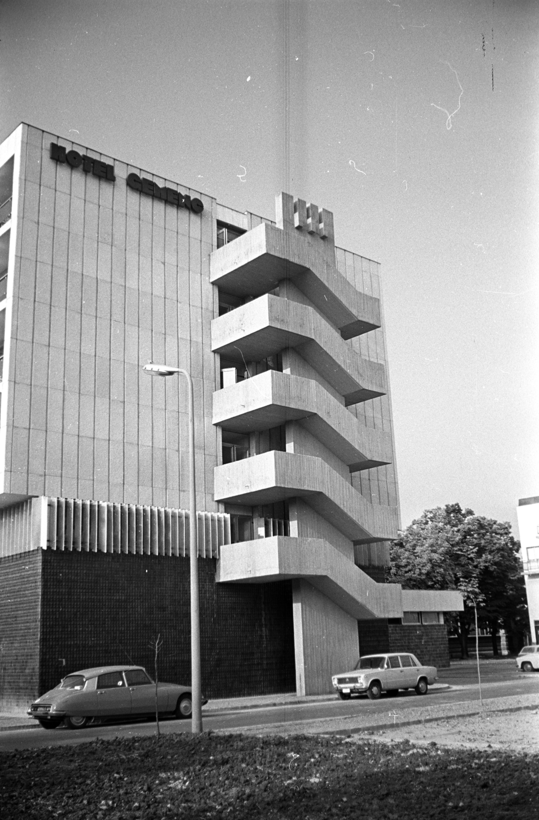 Hungary, Szekszárd, Hotel Gemenc a Mészáros Lázár utca felől nézve., 1972, Kriss Géza, Brutalist architecture, Fortepan #193500