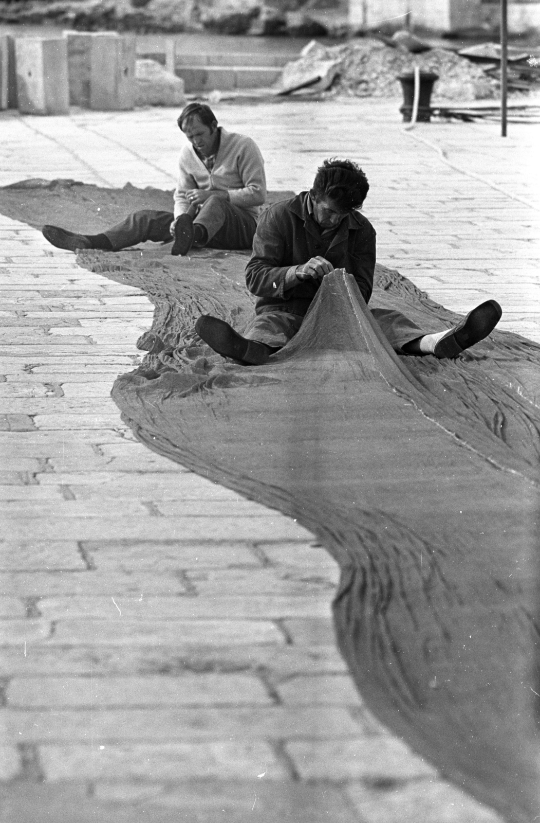 1978, Kriss Géza, Jugoszlávia, földön ülés, varrás, halászháló, Fortepan #193505