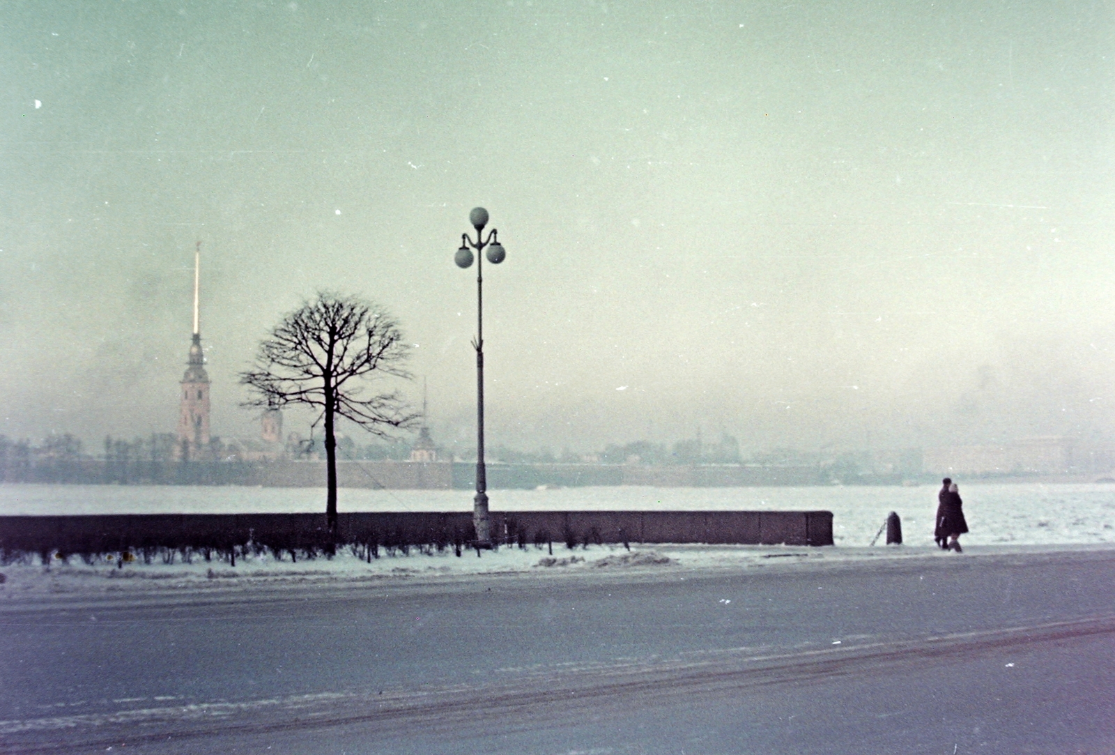 Russia, Saint Petersburg, (Leningrád) a Néva folyó túlpartján a Péter-Pál erőd., 1958, Wein Sarolta, Soviet Union, colorful, lamp post, Fortepan #19353