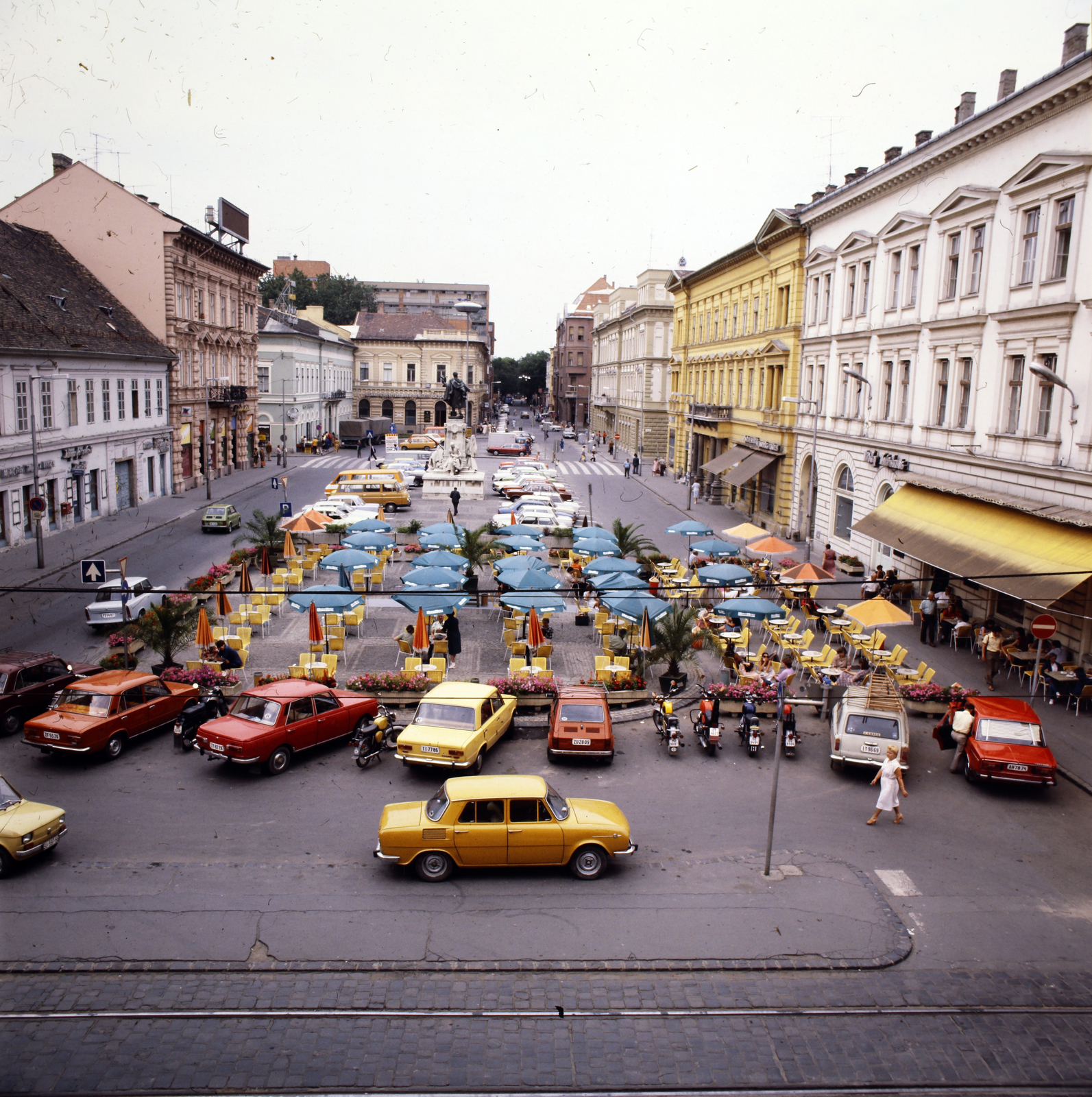 Hungary, Szeged, Klauzál tér, előtérben a Virág cukrászda terasza, mögötte a Kossuth szobor., 1982, Gábor Viktor, colorful, Skoda-brand, Wartburg-brand, chest, Fortepan #193576