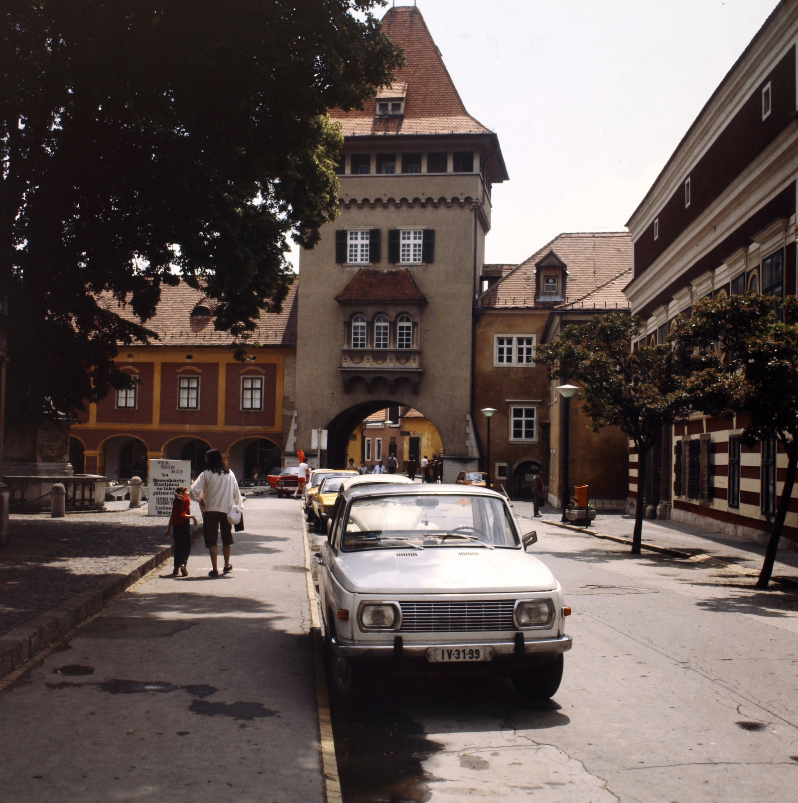 Hungary, Kőszeg, Jurisics tér, Hősök kapuja., 1984, Gábor Viktor, colorful, Wartburg-brand, number plate, Fortepan #193582