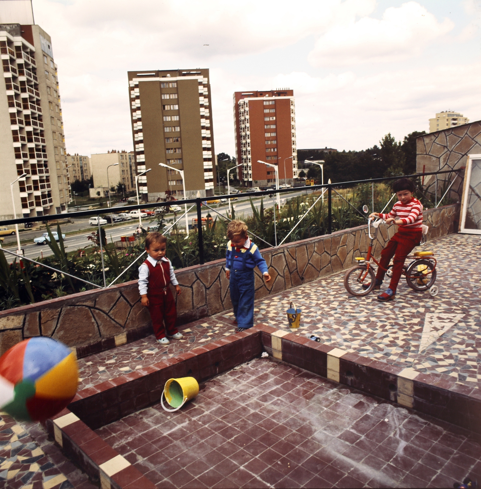 Hungary, Zalaegerszeg, a Lépcsősor utca egyik épületének terasza, háttérben a Göcseji út 53., 51. és 49. számú lakóházak., 1985, Gábor Viktor, colorful, kid's bicycle, Fortepan #193583