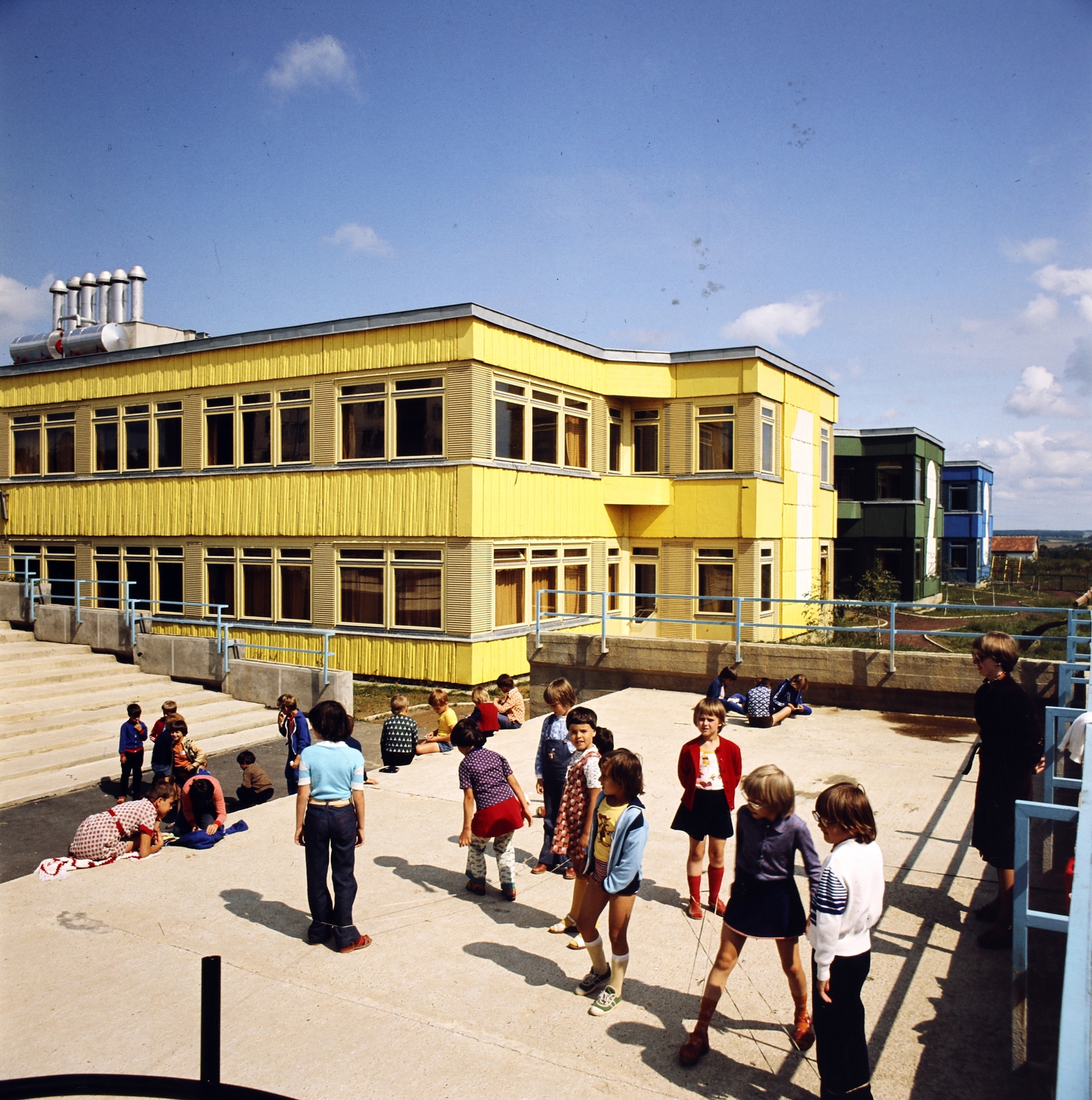Magyarország, Zalaegerszeg, Pais Dezső utca 2., Pais Dezső Általános Iskola (később Miasszonyunk Időskorúak Otthona)., 1983, Gábor Viktor, színes, Fortepan #193598