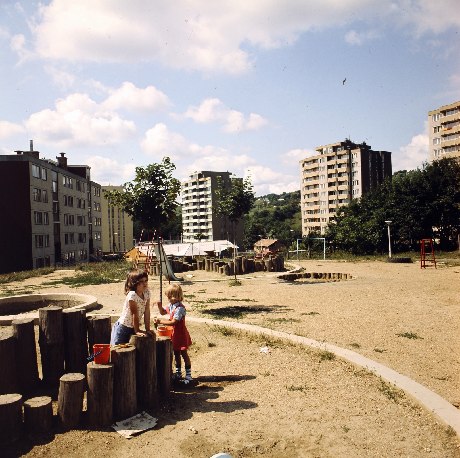 Hungary, Zalaegerszeg, játszótér a Pais Dezső utcában, háttérben a Landorhegyi út épületei., 1983, Gábor Viktor, colorful, log castle, Fortepan #193601