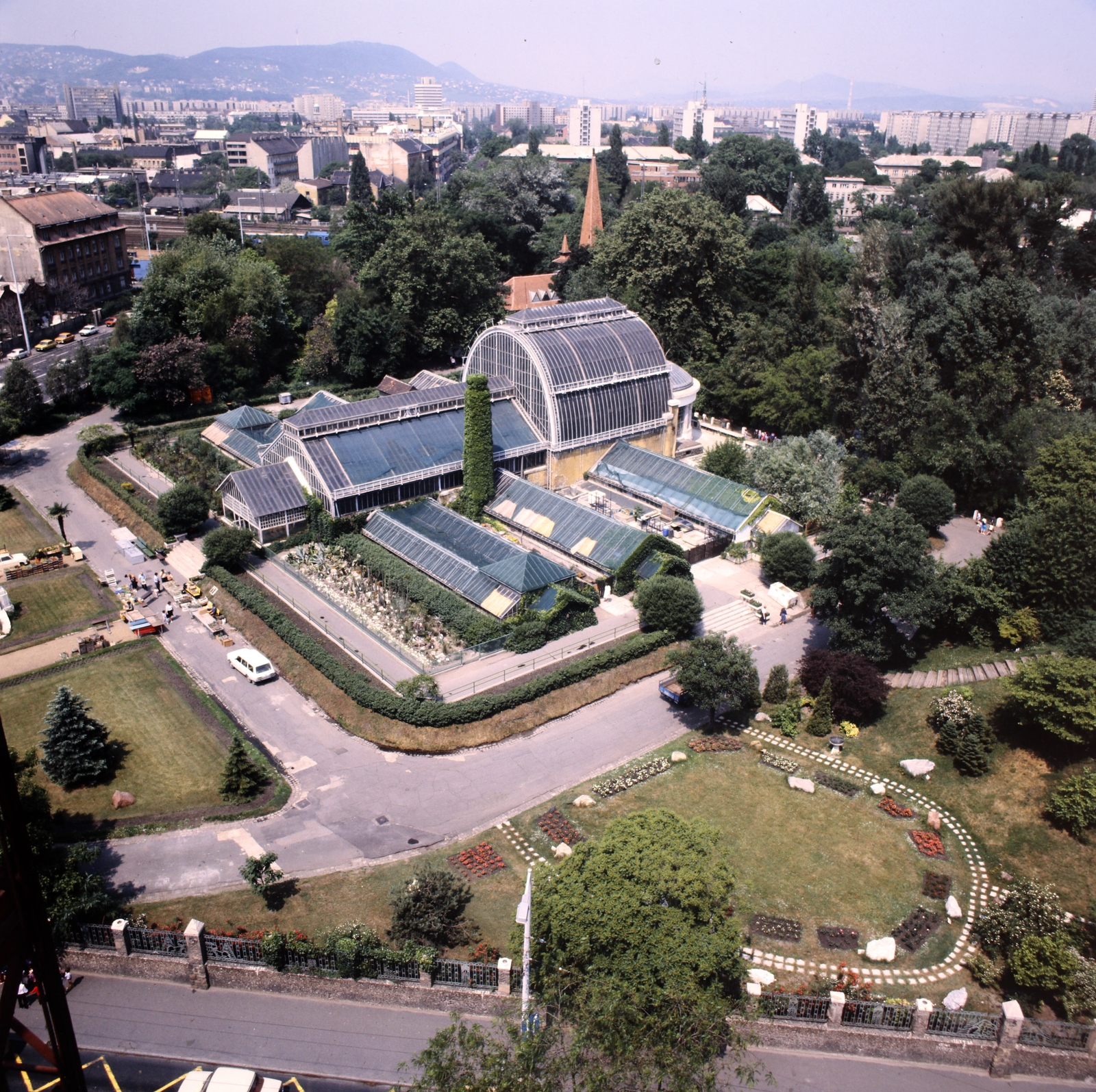 Hungary, Budapest XIV., kilátás a Szépművészeti Múzeumból az Állatkert felé, az előtérben a Pálmaház., 1986, Gábor Viktor, colorful, Budapest, Fortepan #193606