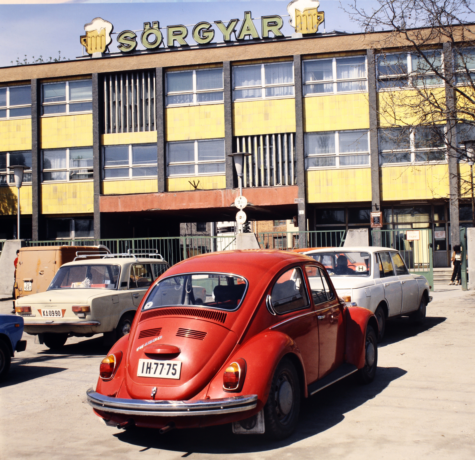 Hungary, Sopron, Vándor Sándor utca 1., Soproni Sörgyár., 1984, Gábor Viktor, Volkswagen-brand, number plate, Volkswagen Beetle, Fortepan #193611