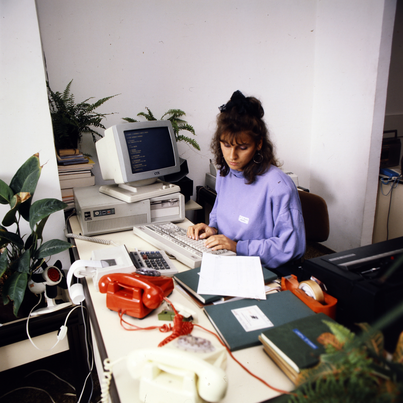 Hungary, Budapest V., Bajcsy-Zsilinszky út 12-14. irodaház a József Attila utca sarkon., 1989, Gábor Viktor, office, telephone, calculator, computer, Budapest, secretary, colorful, typewriter, fan, Fortepan #193613