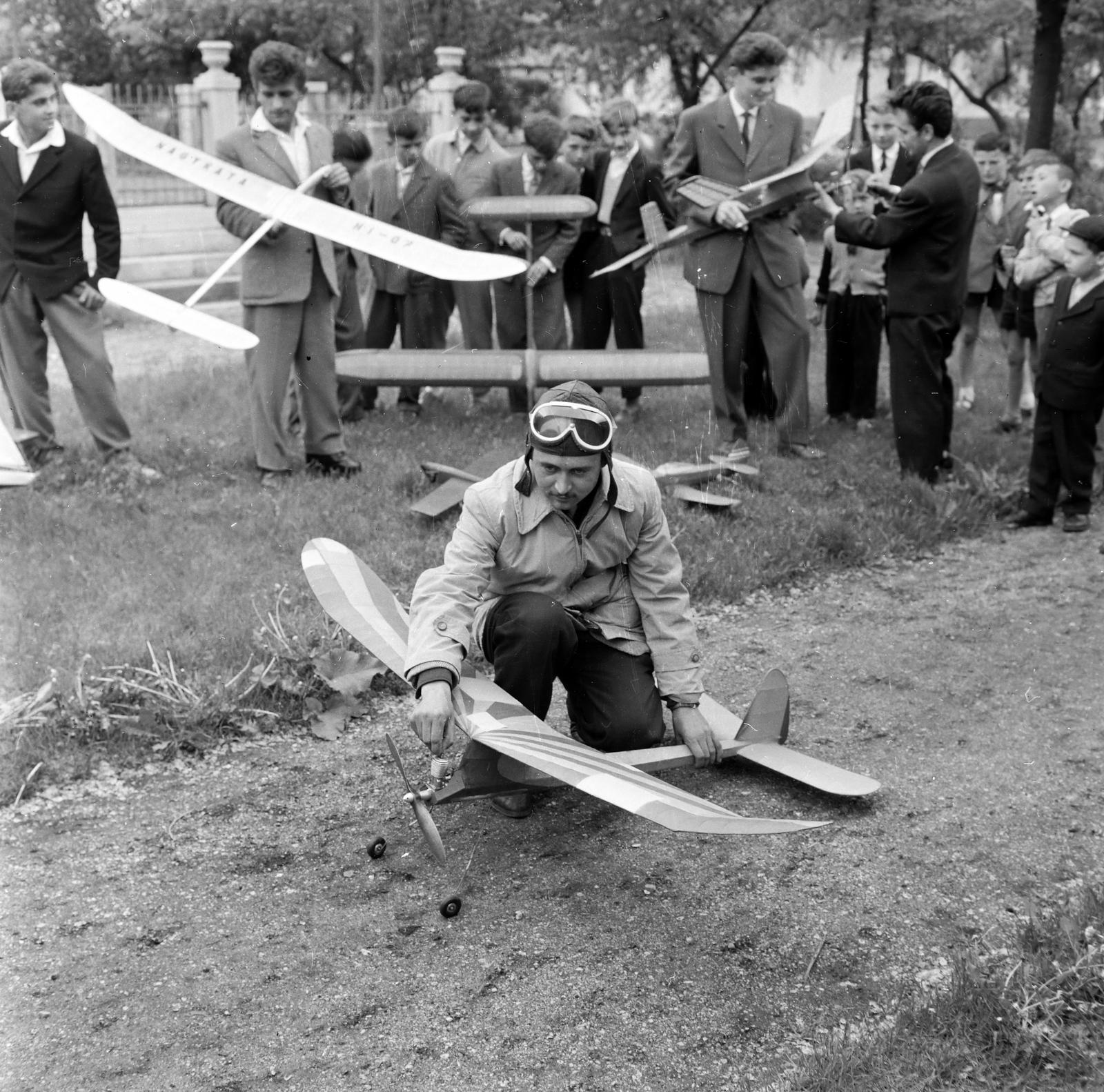 Hungary, modellezők., 1965, Gábor Viktor, hold in arms, model plane, leather cap, Fortepan #193627