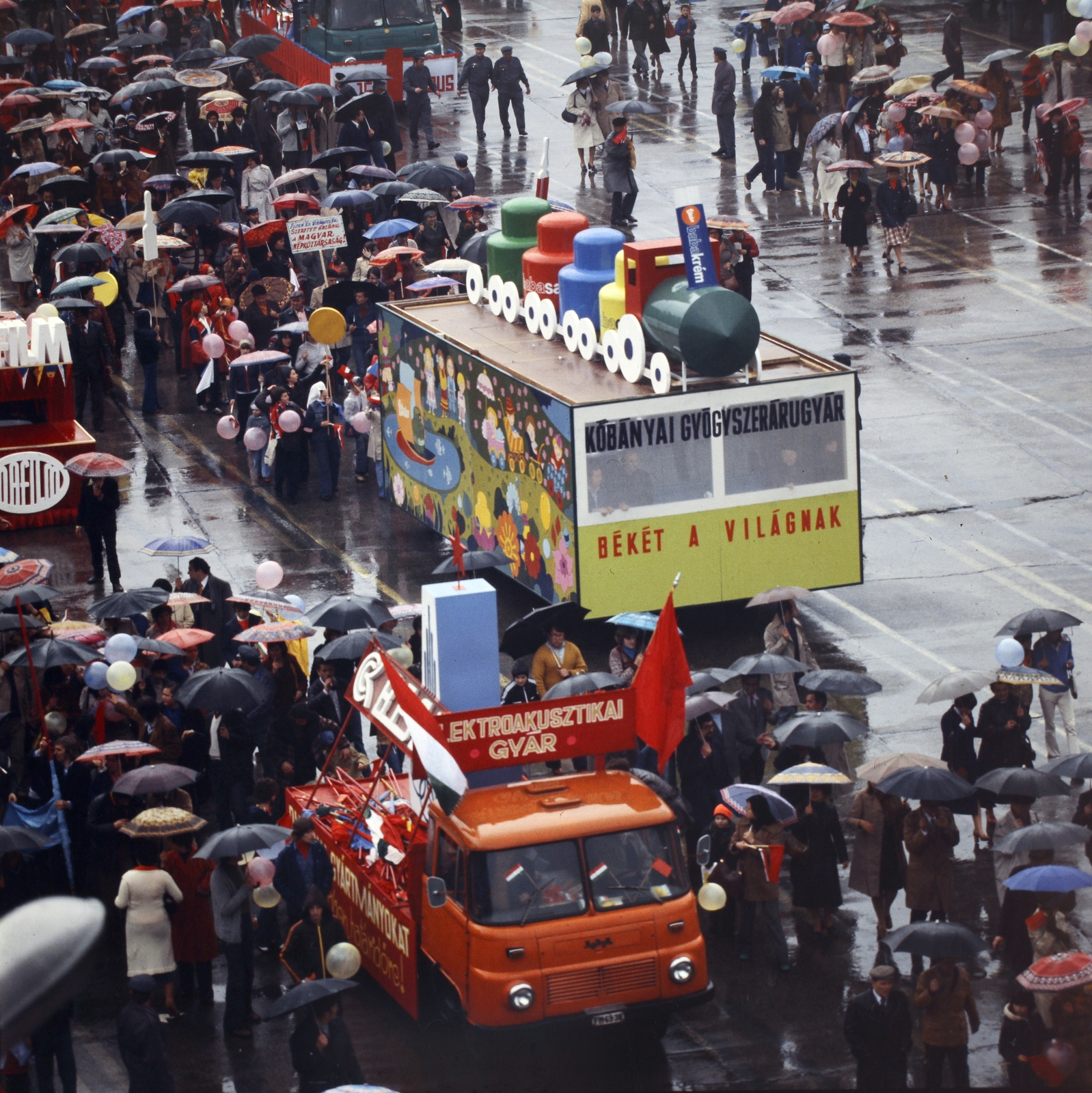 Hungary, Budapest XIV., Ötvenhatosok tere (Felvonulási tér), május 1-i felvonulás., 1979, Gábor Viktor, colorful, Budapest, Fortepan #193645