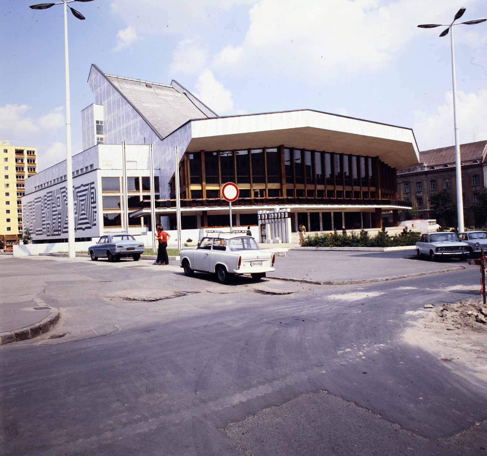 Magyarország, Győr, Czuczor Gergely utca - Schweidel utca sarok, szemben a Kisfaludy Színház (később Győri Nemzeti Színház) főbejárata. Az oldalfalon Vásárhelyi Győző (Victor Vasarely) kerámiaképe (1978)., 1979, Gábor Viktor, Fortepan #193647