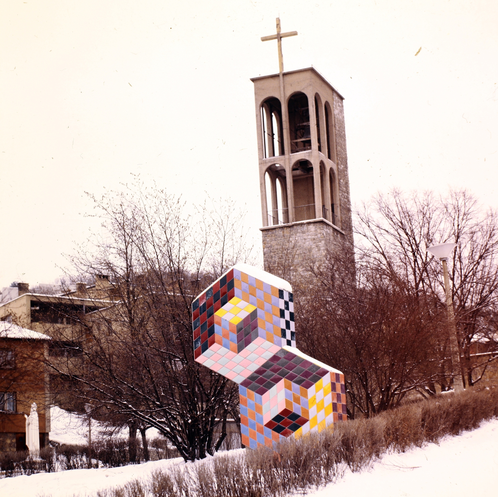 Hungary, Pécs, Hunyadi János utca, Vásárhelyi Győző (Victor Vasarely) magyar-francia festő 1977-ben felállított Jel-szobor című alkotása. Háttérben a Pálos templom., 1980, Gábor Viktor, colorful, Fortepan #193656