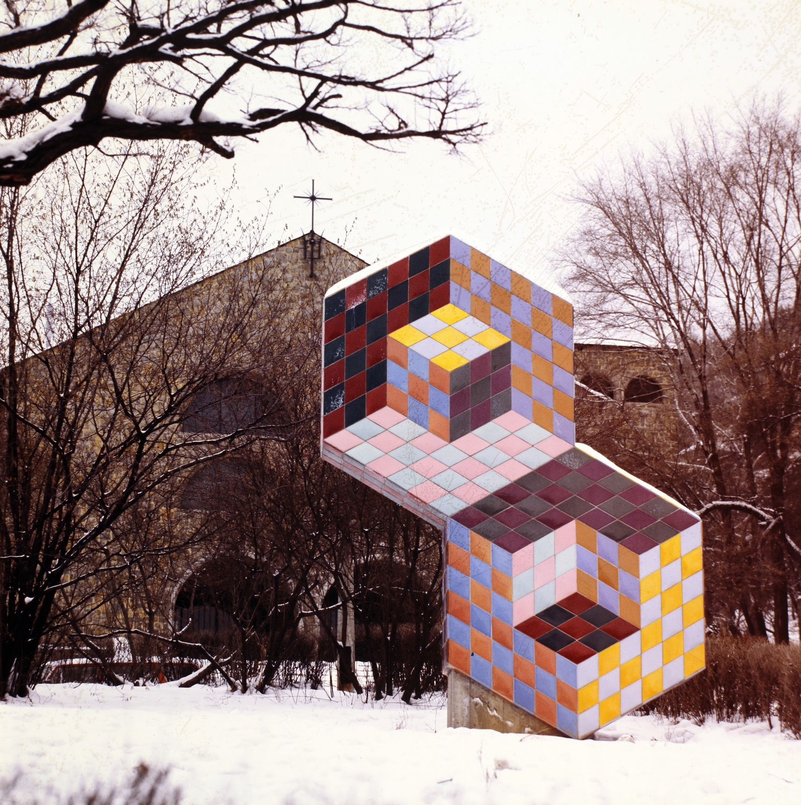 Hungary, Pécs, Hunyadi János utca, Vásárhelyi Győző (Victor Vasarely) magyar-francia festő 1977-ben felállított Jel-szobor című alkotása. Háttérben a Pálos templom., 1980, Gábor Viktor, Fortepan #193690