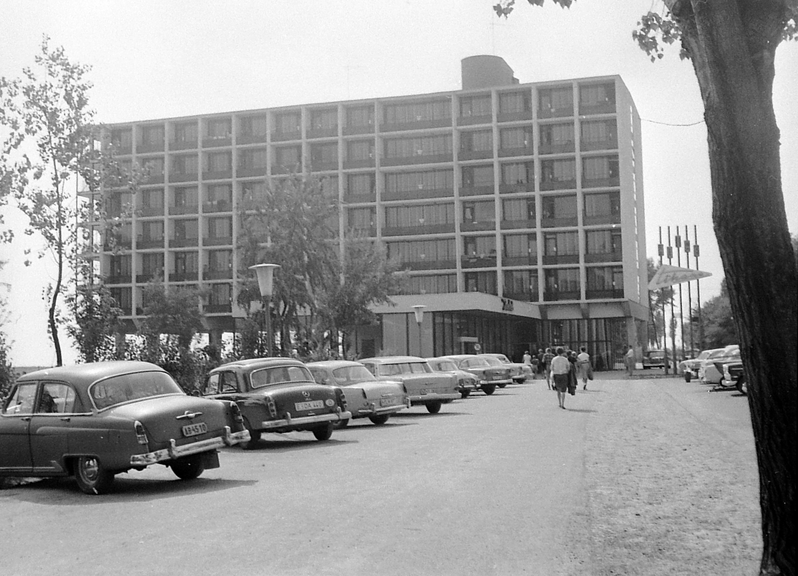 Hungary,Lake Balaton, Tihany, Hotel Tihany., 1963, Gyöngyi, Opel-brand, hotel, Mercedes-brand, automobile, M21 Wolga, Mercedes W120, number plate, Fortepan #1937