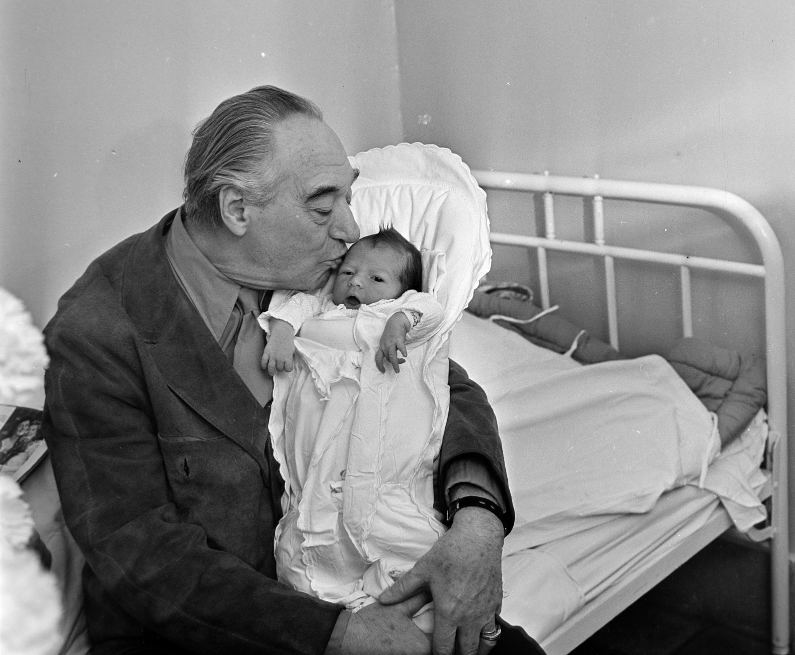 Hungary, Bilicsi Tivadar színművész az unokájával., 1972, Gábor Viktor, Fortepan #193700