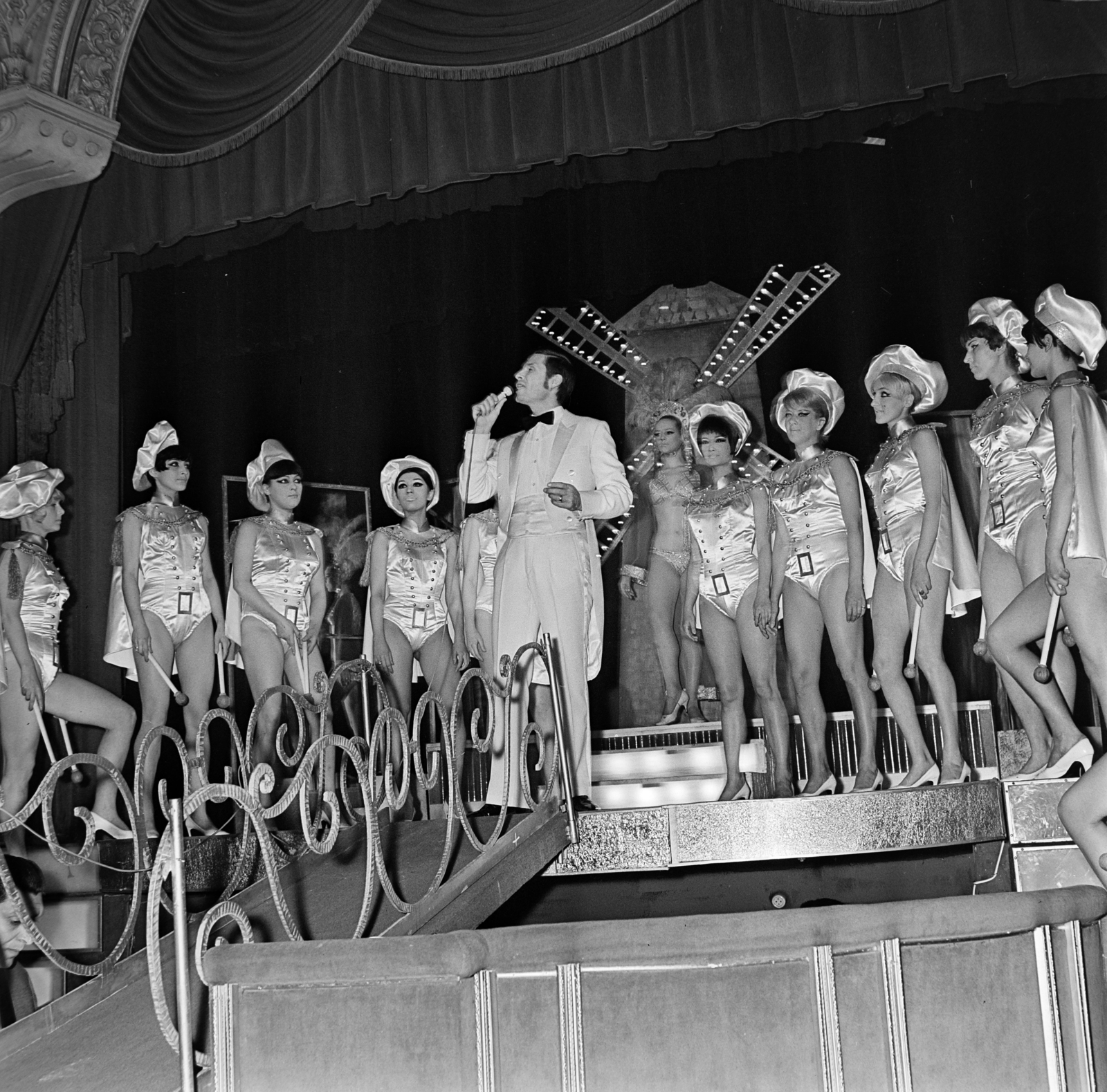 Hungary, Budapest VI., Nagymező utca 17., Budapest Táncpalota (Moulin Rouge). Németh József táncdalénekes., 1969, Gábor Viktor, Budapest, Fortepan #193706