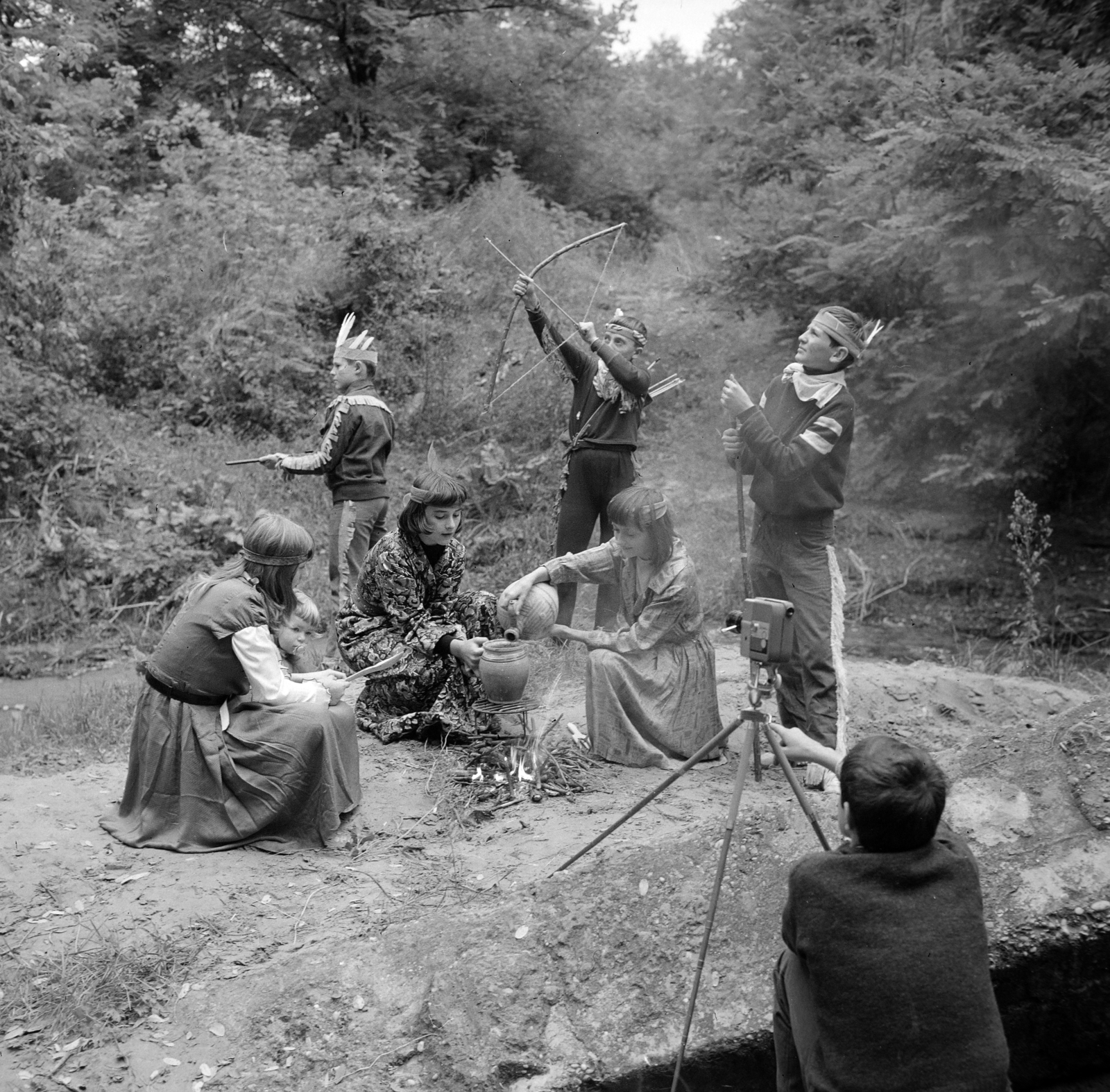 Hungary, Kerepes, a felvétel a helyi gyermekfilmklub, A törzsfőnök bosszúja című filmjének forgatásán, a Szilas-patak partján készült., 1970, Gábor Viktor, toy, indian, bow, movie camera, camp fire, Fortepan #193727