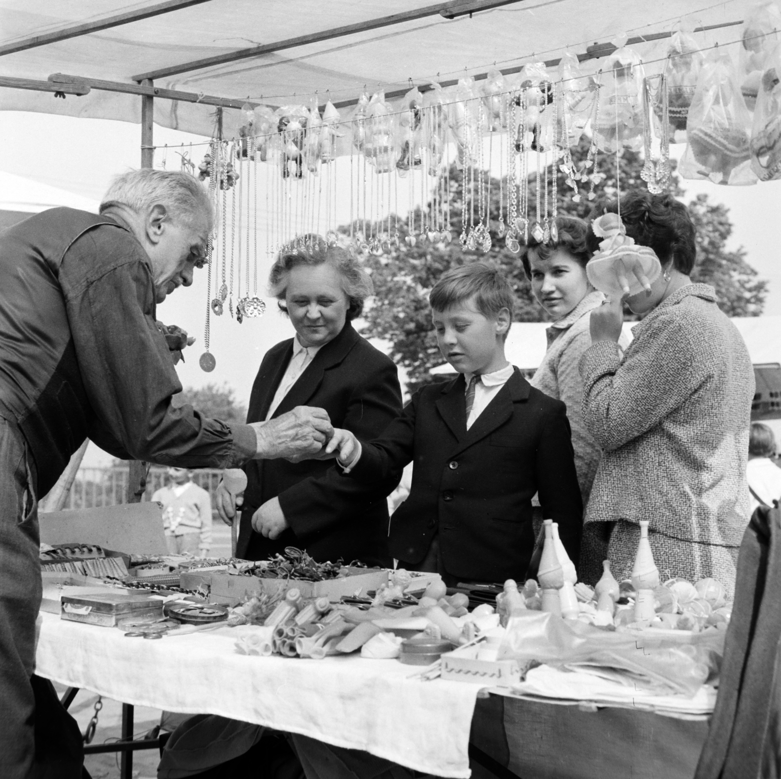 Hungary, Szentendre, kirakodóvásár a Bükkös patak torkolatnál, a patakhíd város felé eső oldalán. Balra lent a távolban a Szentendrei-sziget fái látszanak., 1966, Gábor Viktor, Fortepan #193758
