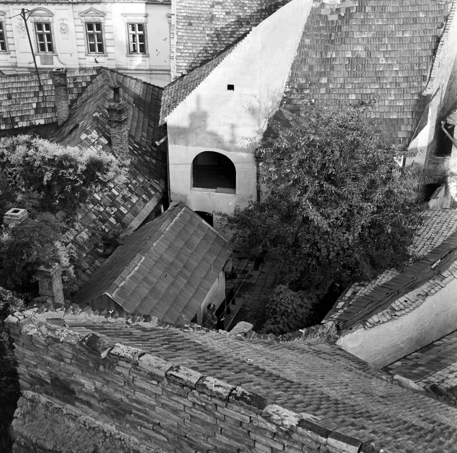 Hungary, Szentendre, kilátás a Várdombról, a bal felső sarokban a Fő (Marx) tér 6. szám alatt a Ferenczy Károly Múzeum (eredetileg szerb tanítóképző és felekezeti iskola, ma Szerb Egyházi Múzeum) épülete., 1966, Gábor Viktor, Fortepan #193764