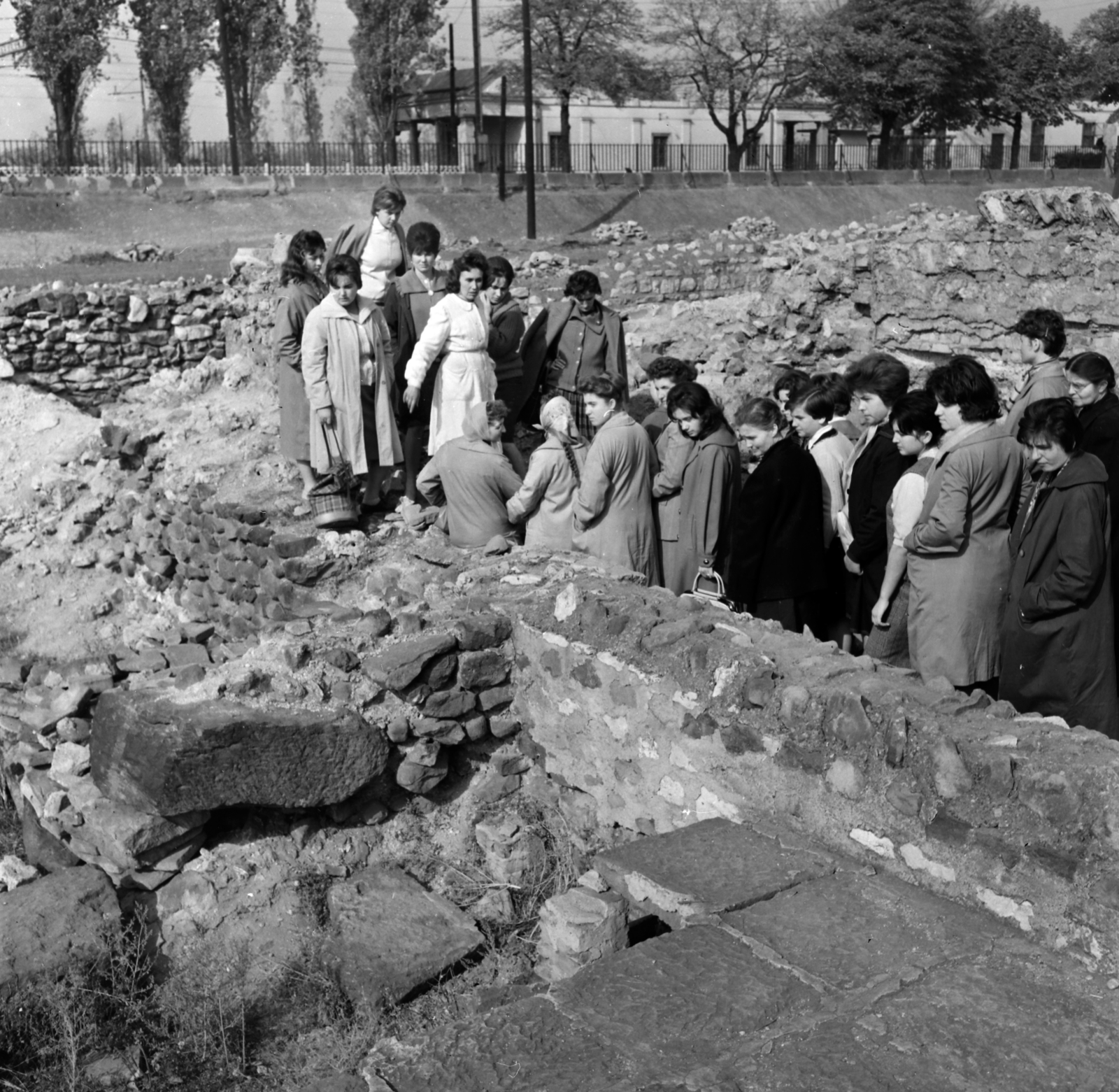 Hungary, Aquincum, Budapest III., polgárváros, romkert. Háttérben a Szentendrei út és a HÉV mára elbontott állomása., 1965, Gábor Viktor, Budapest, Roman Empire, Fortepan #193808