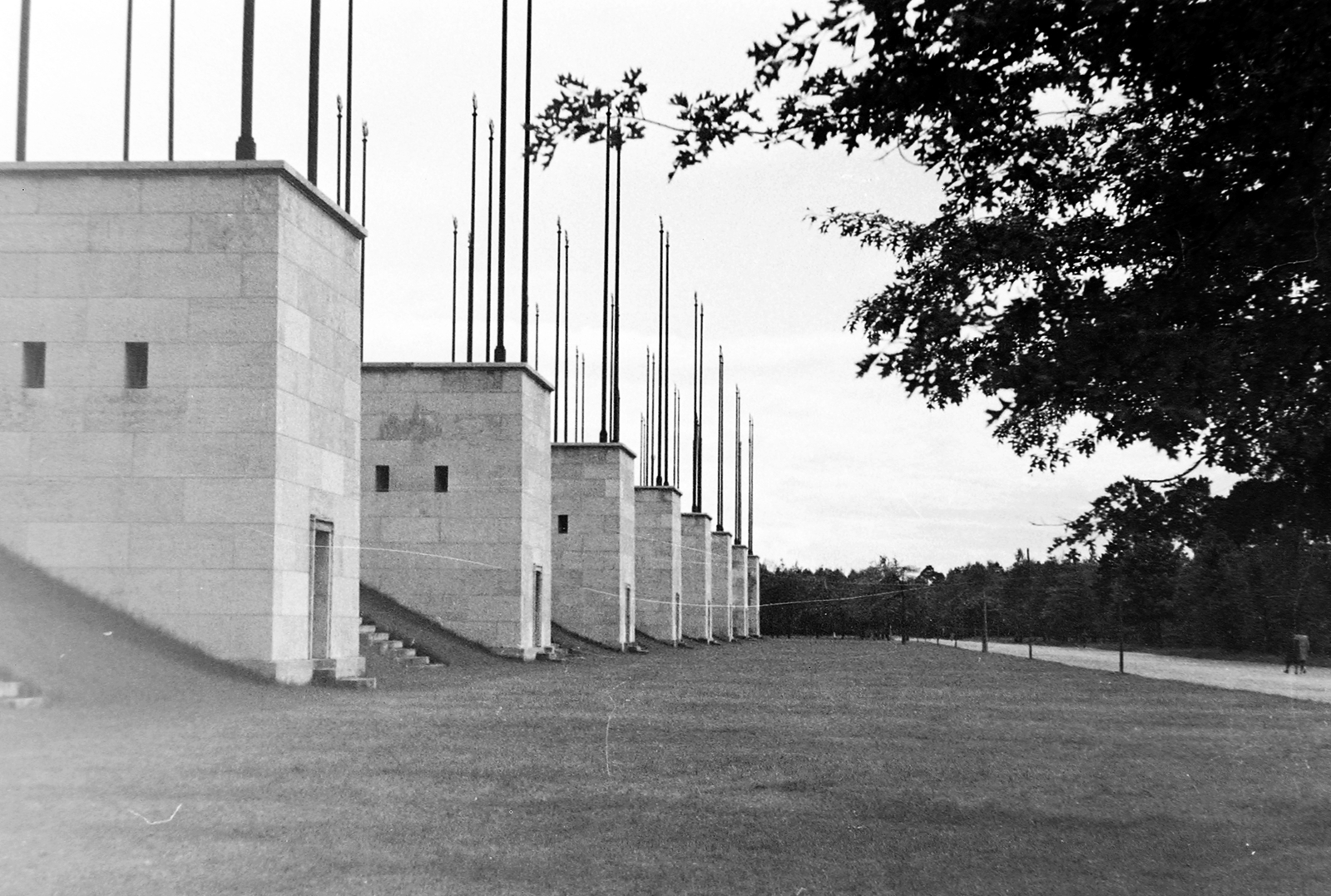 Germany, Nuremberg, Zeppelin-mező a Reichsparteitagsgelände-n., 1940, Wein Sarolta, flag pole, modern architecture, Fortepan #19382