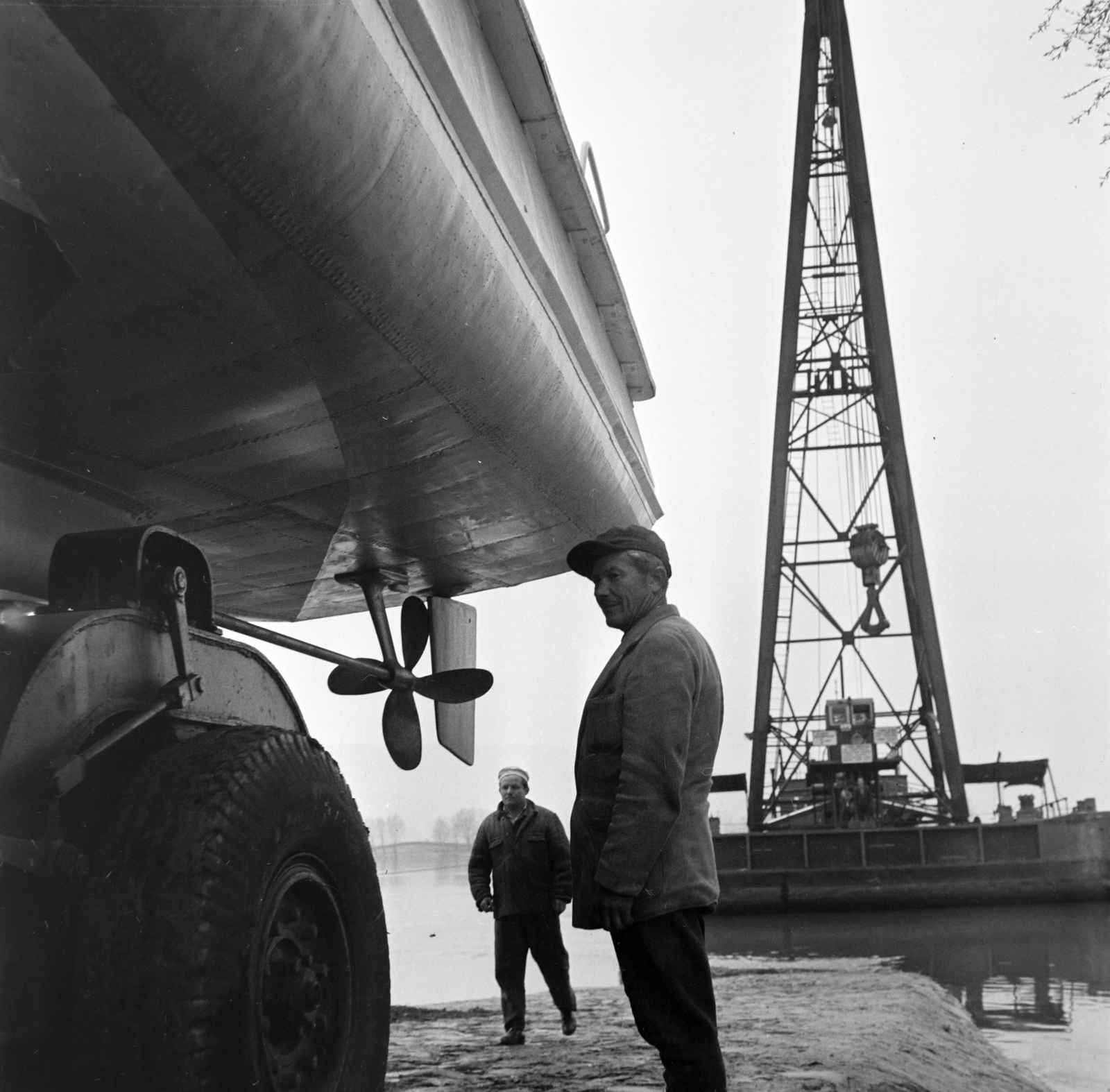 Hungary, Vác, Csuka utca környéki Duna-part, a Magyar hajó és Darugyár Váci Gyáregységében készült Balaton vízibusz vízre bocsátása előtt., 1965, Gábor Viktor, propeller, ship crane, Fortepan #193822