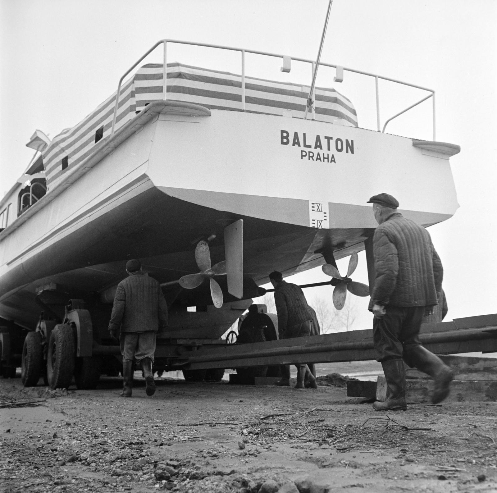 Hungary, Vác, Csuka utca környéki Duna-part, a Magyar hajó és Darugyár Váci Gyáregységében készült Balaton vízibusz vízre bocsátása előtt., 1965, Gábor Viktor, propeller, water bus, Fortepan #193823