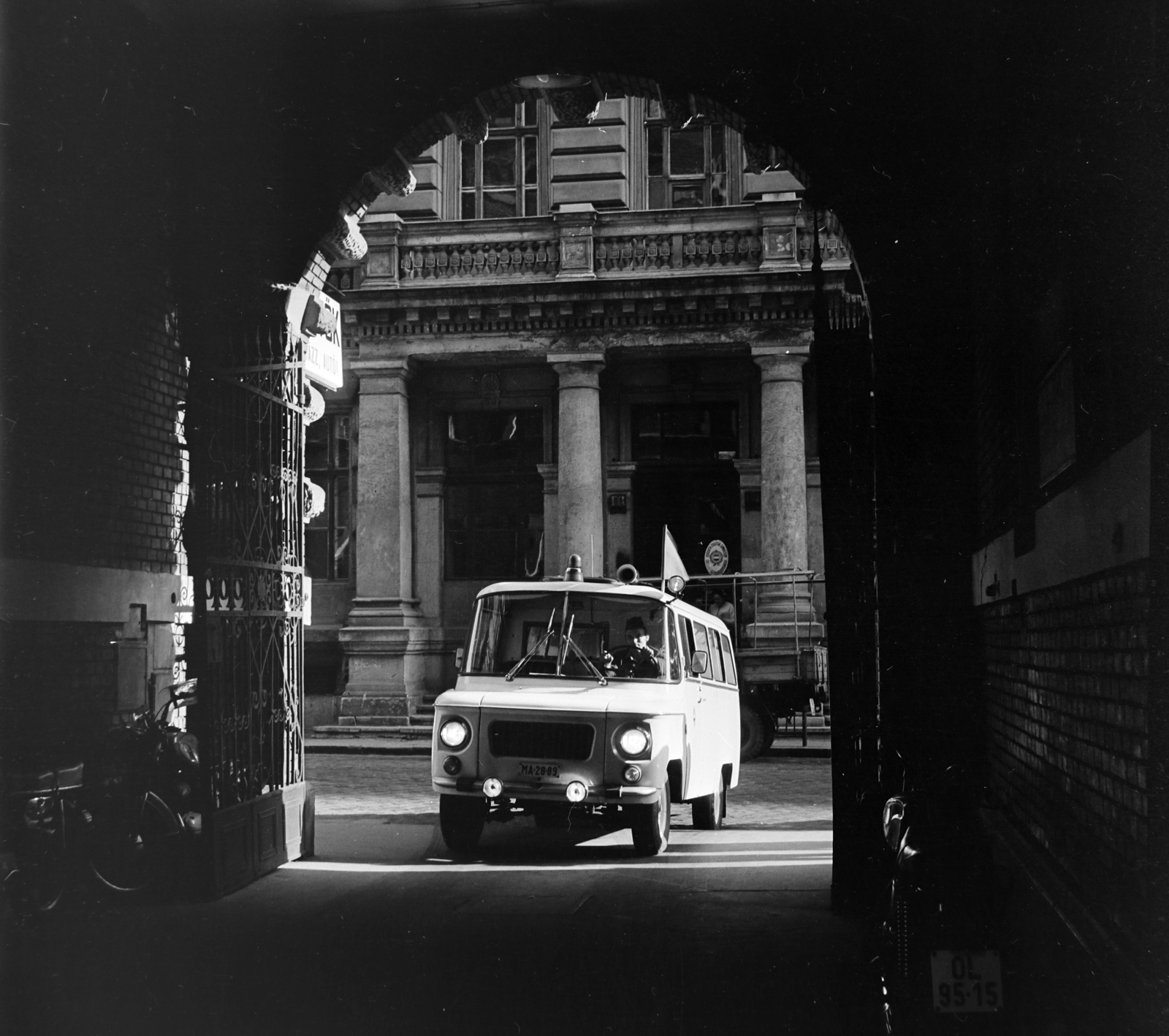 Hungary, Budapest V., Markó utca, az Országos Mentőszolgálat központjának kapuja. Az utca túloldalán a Kossuth Zsuzsa Gimnázium és Szakközépiskola., 1967, Gábor Viktor, Budapest, ambulance, Fortepan #193835