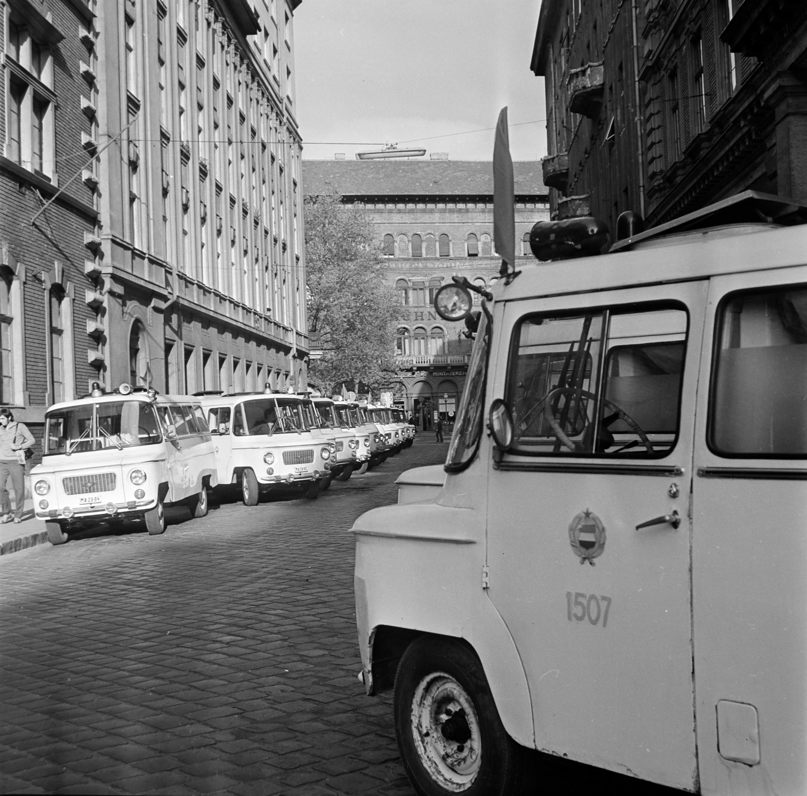 Hungary, Budapest V., Markó utca, mentőautók az Országos Mentőszolgálat központja előtt. Szemben a Bajcsy-Zsilinszky út., 1967, Gábor Viktor, Nysa-brand, Budapest, Fortepan #193838