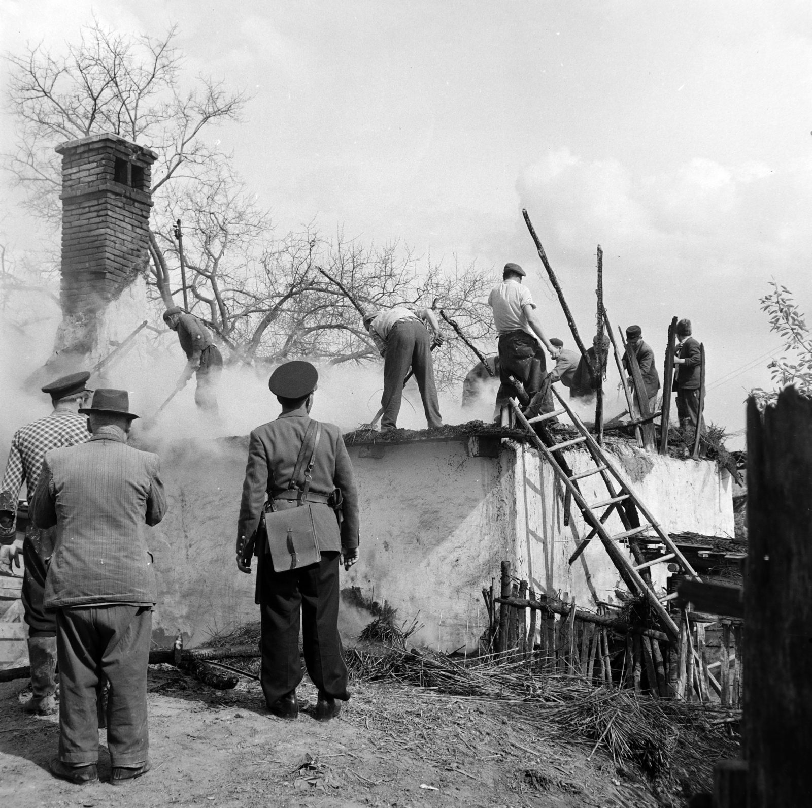 1963, Gábor Viktor, demolition, cop, ladder, damaged building, fire, Fortepan #193846