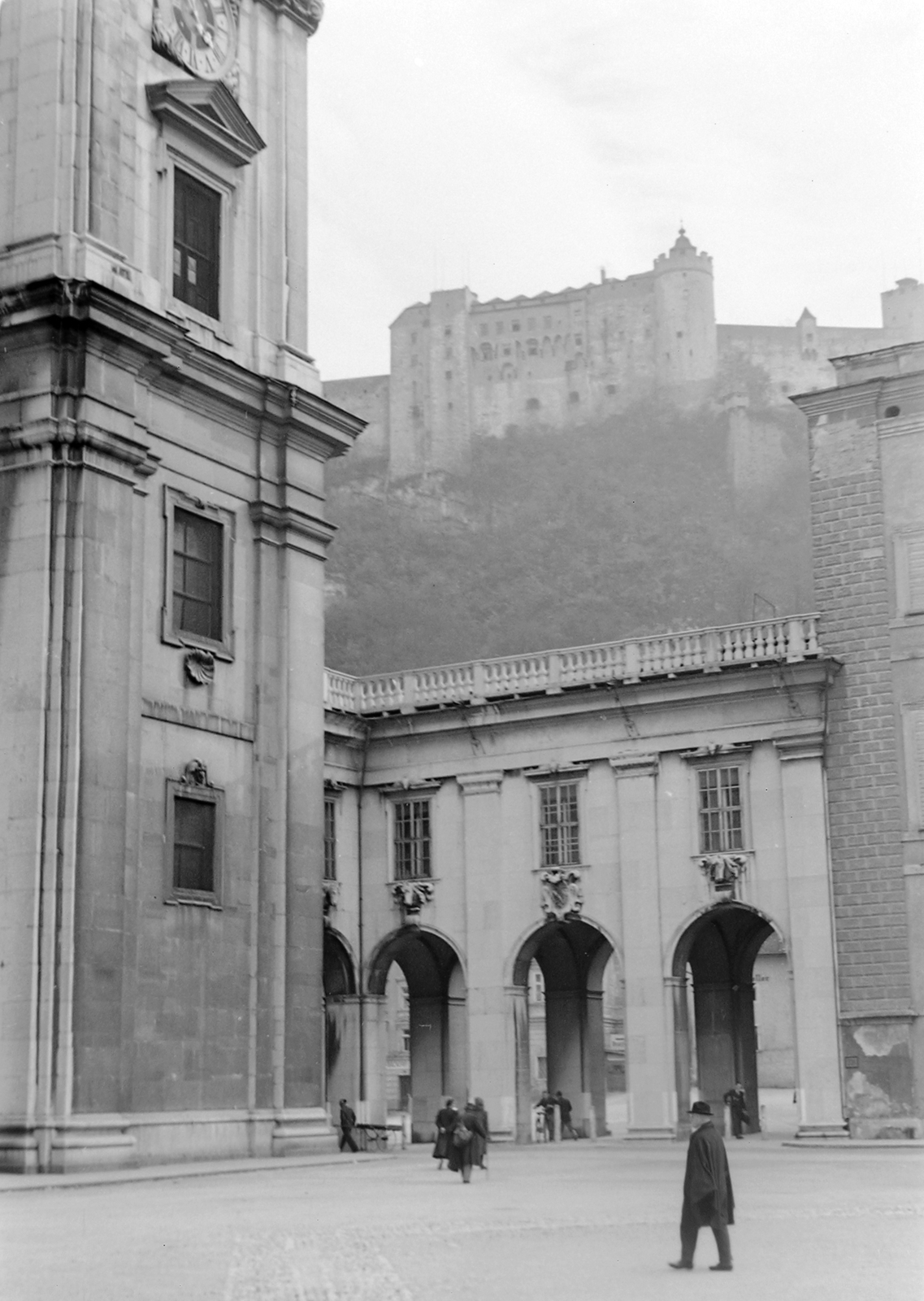 Austria, Salzburg, Dóm tér, szemben fent Hohensalzburg vára., 1942, Wein Sarolta, castle, fort, Baroque-style, Catholic Church, Cathedral, Santino Solari-design, Fortepan #19387