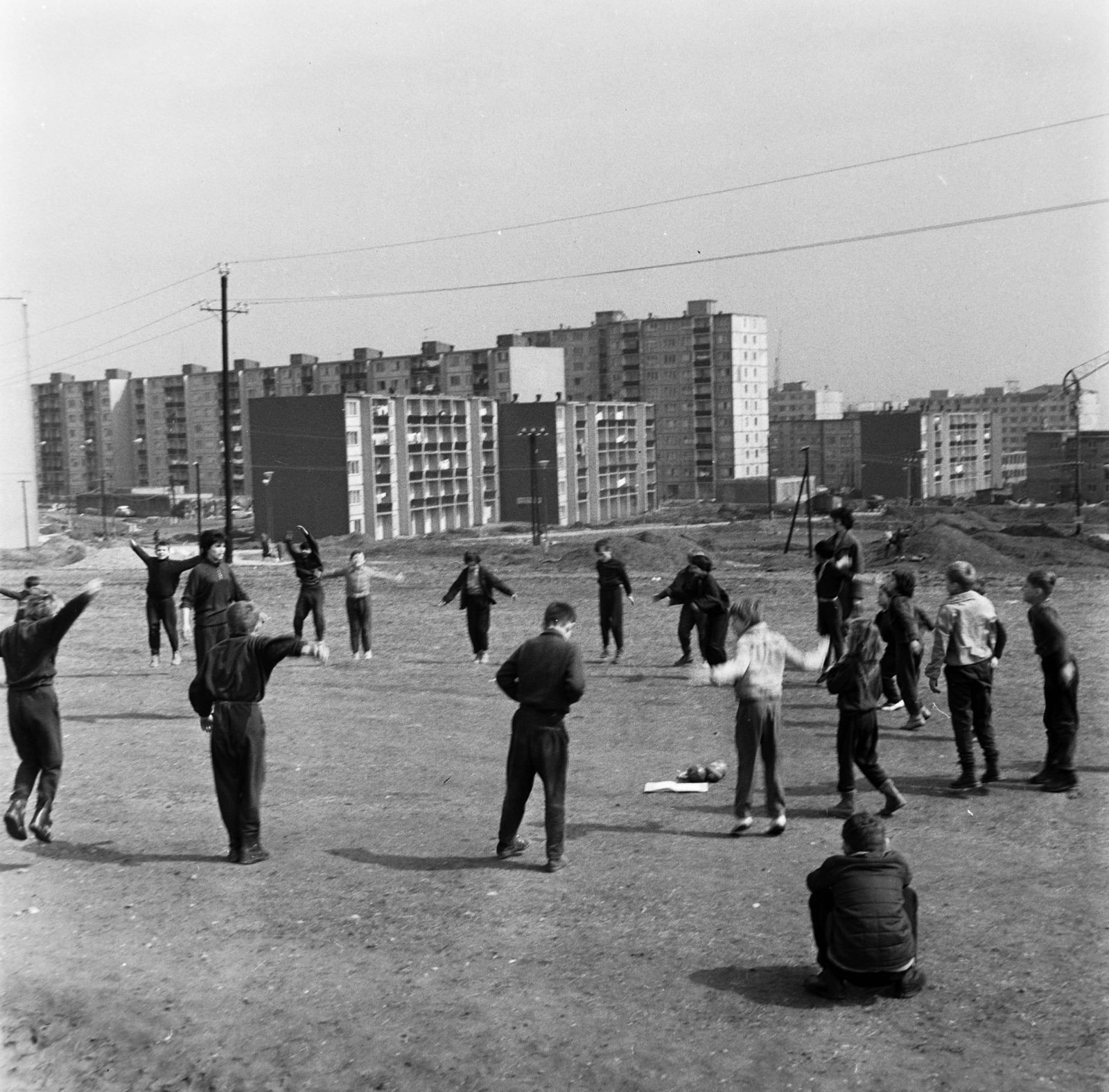 Szlovákia, Kassa, Katkin park, szemben az ulica Sokolovská, kissé jobbra az ulica Čapajevova épületei., 1965, Gábor Viktor, lakótelep, torna, Fortepan #193894