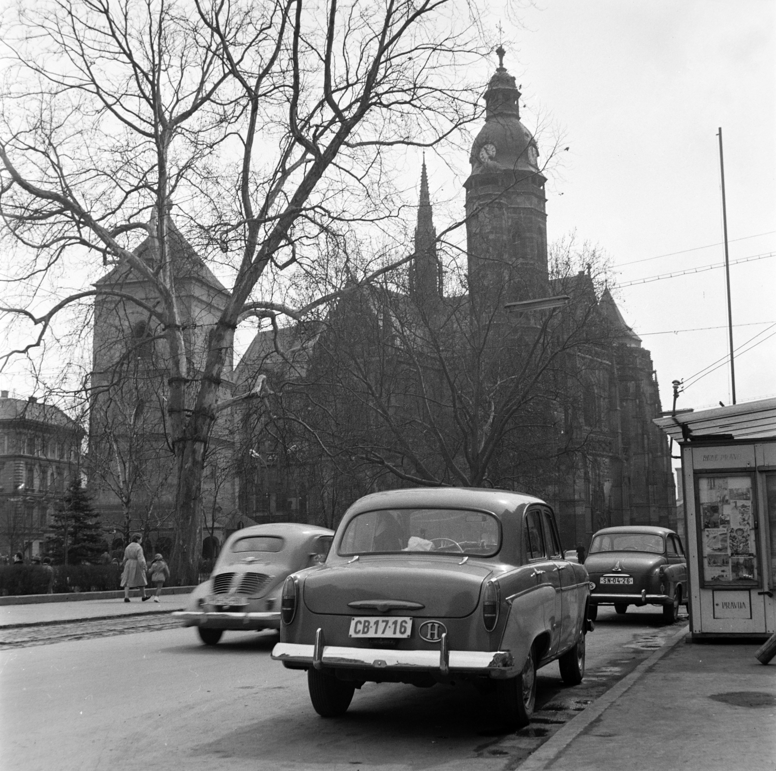 Szlovákia, Kassa, Fő tér (Hlavné namestie), Szent Erzsébet-főszékesegyház (Dóm), előtte az Orbán-torony., 1965, Gábor Viktor, Moszkvics-márka, rendszám, templom, újságárus, automobil, Moszkvics 407, Fortepan #193896